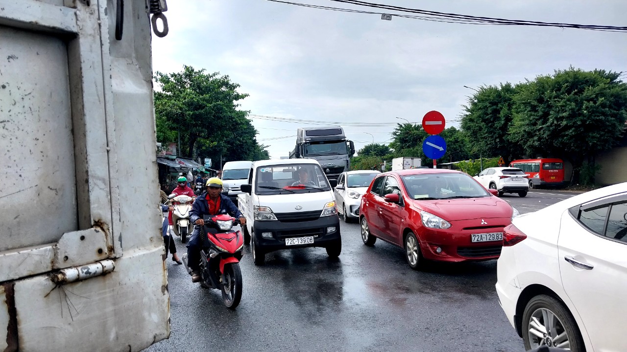 Các phương tiện khi qua đây phải nhích từng chút một.