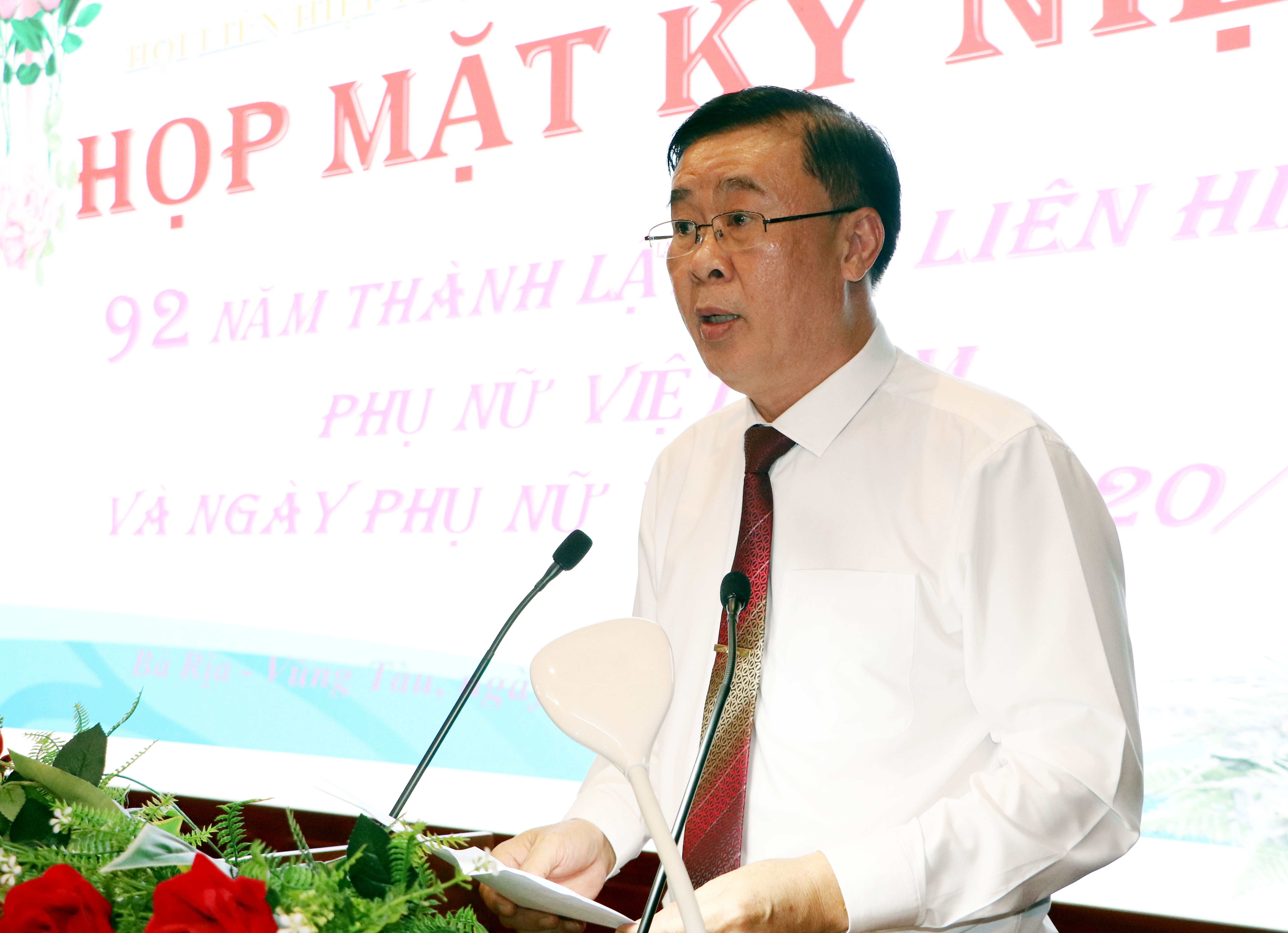 Ông Huỳnh Văn Danh, Uỷ viên Ban Thường vụ, Trường Ban Dân vận Tỉnh uỷ phát biểu tại buổi họp mặt.