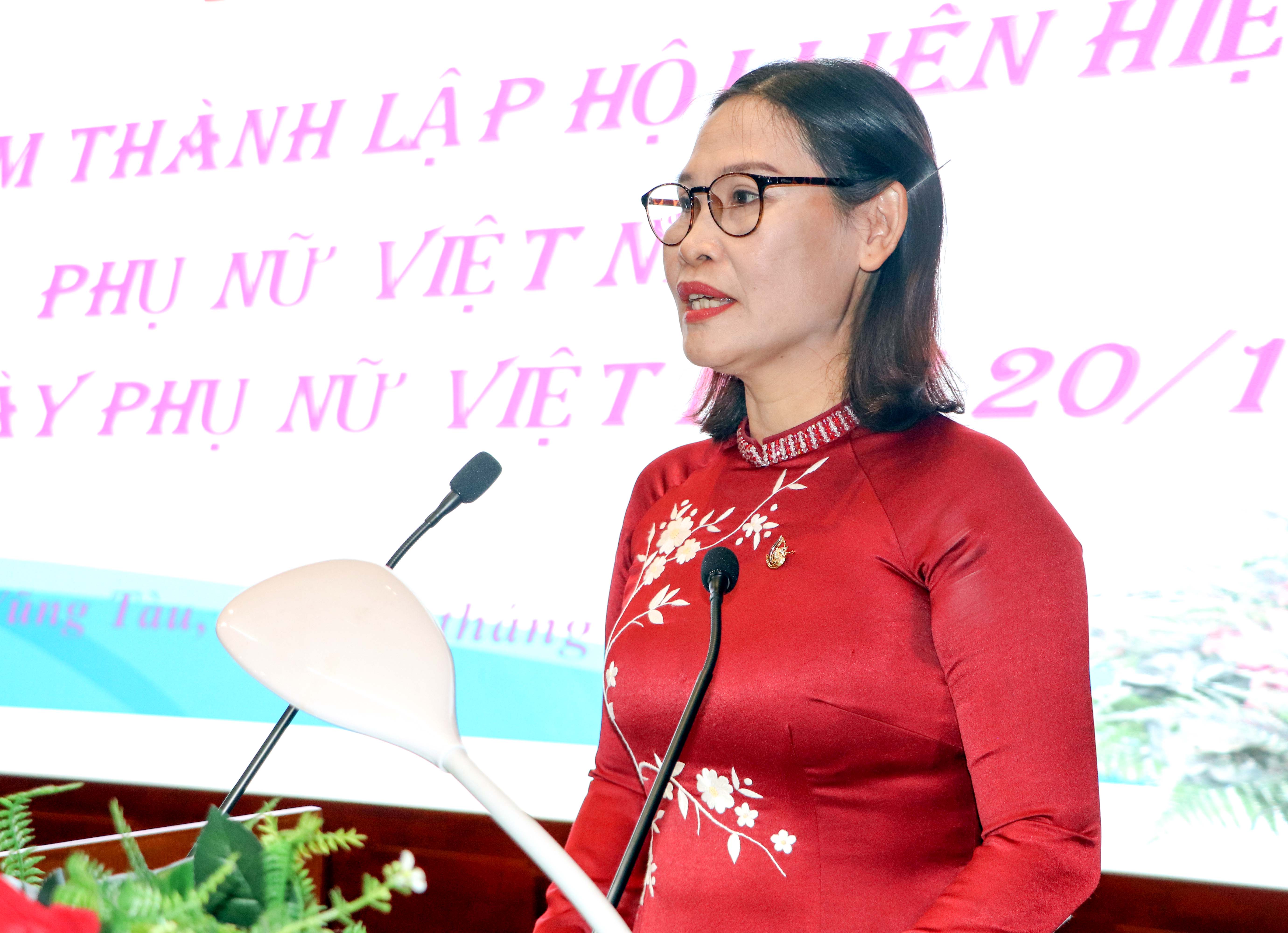 Bà Lê Thị Kim Thu, Chủ tịch Hội LHPN tỉnh ôn lại truyền thống của Hội tại buổi họp mặt.