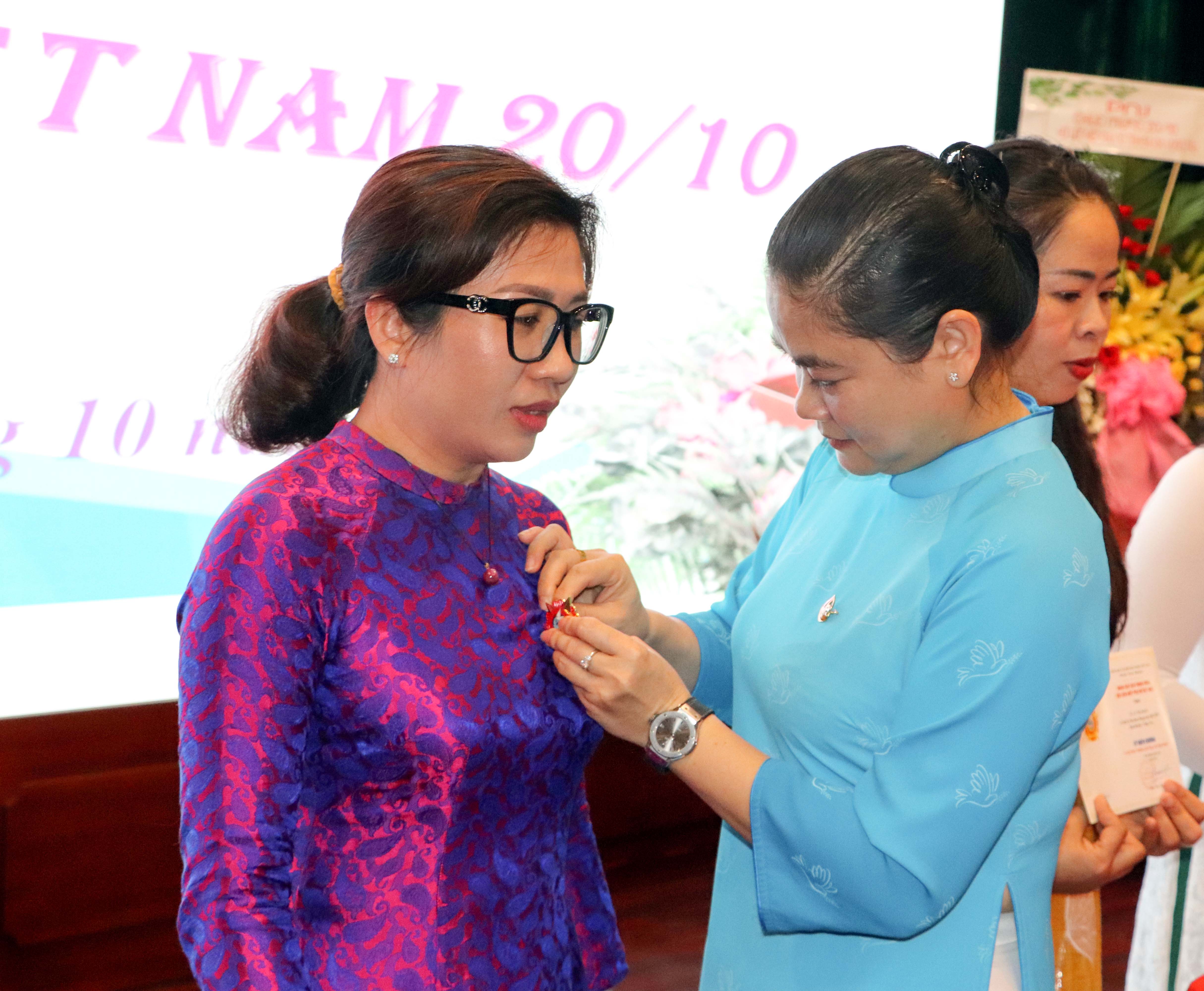 Bà Đỗ Thị Thu Thảo, Phó Chủ tịch Thường trực Hội LHPN Việt Nam trao Kỷ niệm chương Vì sự tiến bộ của Phụ nữ cho các hội viên tại buổi họp mặt.