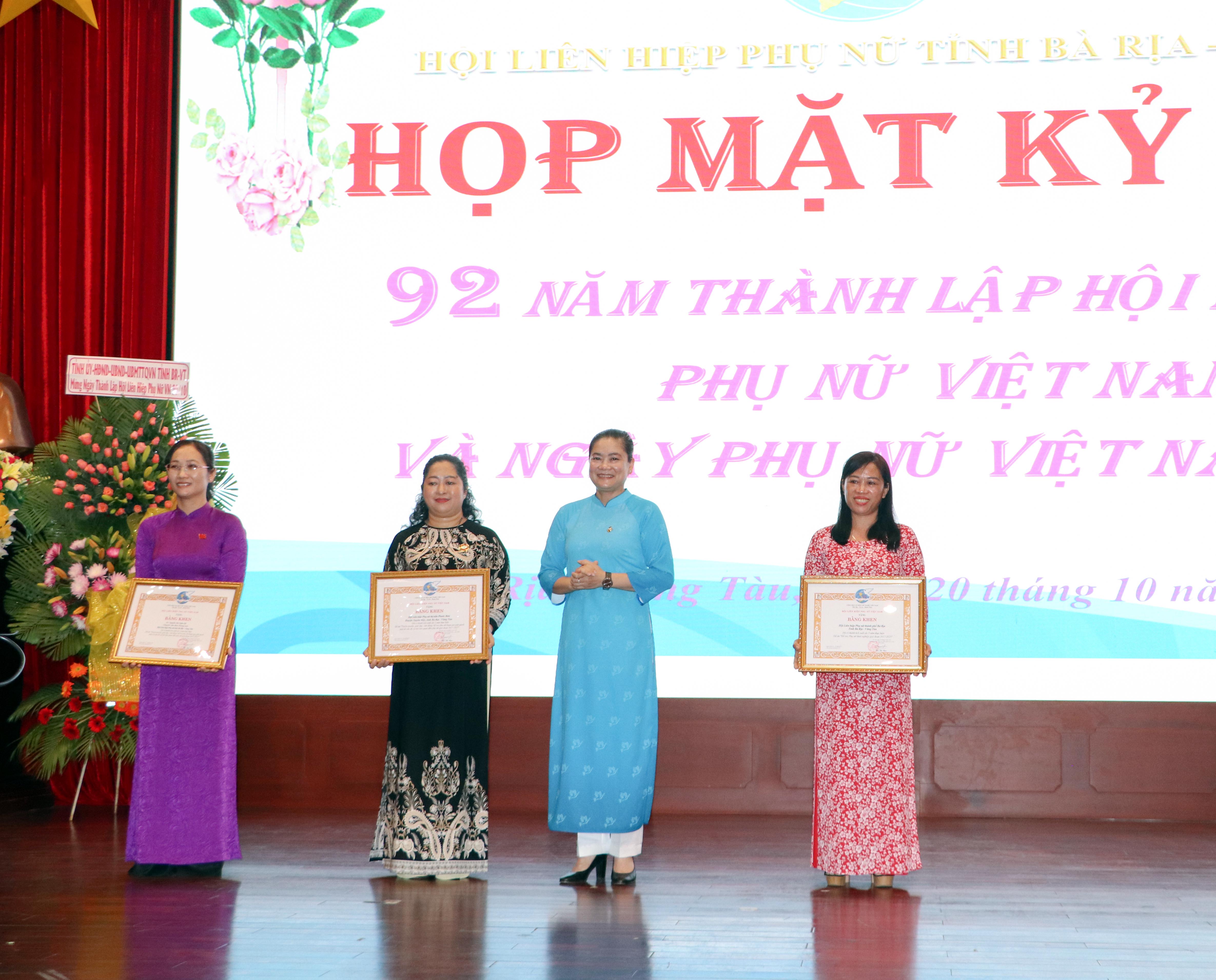 Bà Đỗ Thị Thu Thảo, Phó Chủ tịch Thường trực Hội LHPN Việt Nam trao Bằng khen của Trung ương Hội cho các cá nhân, tập thể có thành tích xuất sắc trong một số phong trào của Hội.