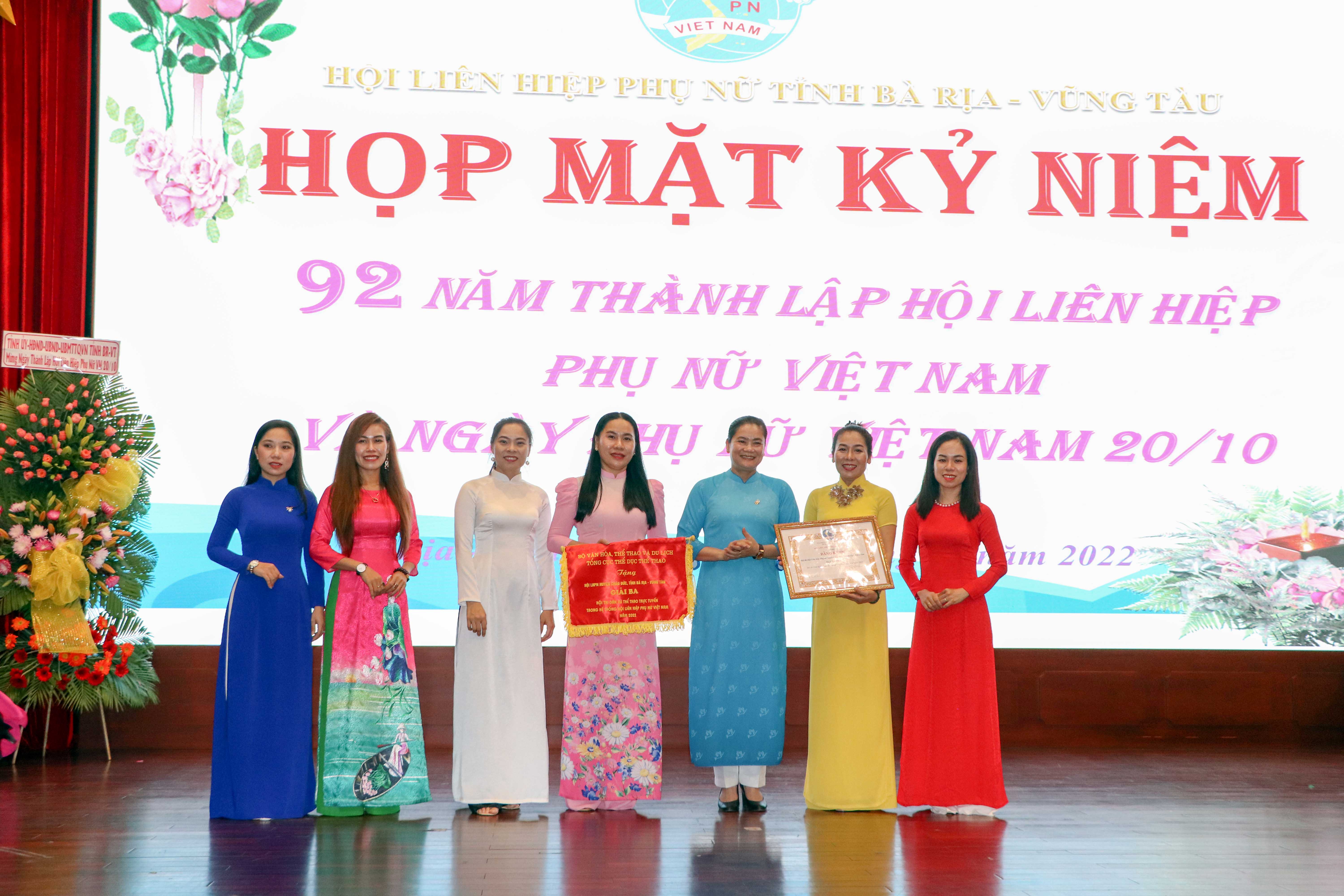 Bà Đỗ Thị Thu Thảo, Phó Chủ tịch Thường trực Hội LHPN Việt Nam trao Bằng khen của Trung ương Hội cho Hội LHPN huyện Châu Đức với thành tích đạt giải Ba cuộc thi nhảy dân vũ thể thao trực tuyến.
