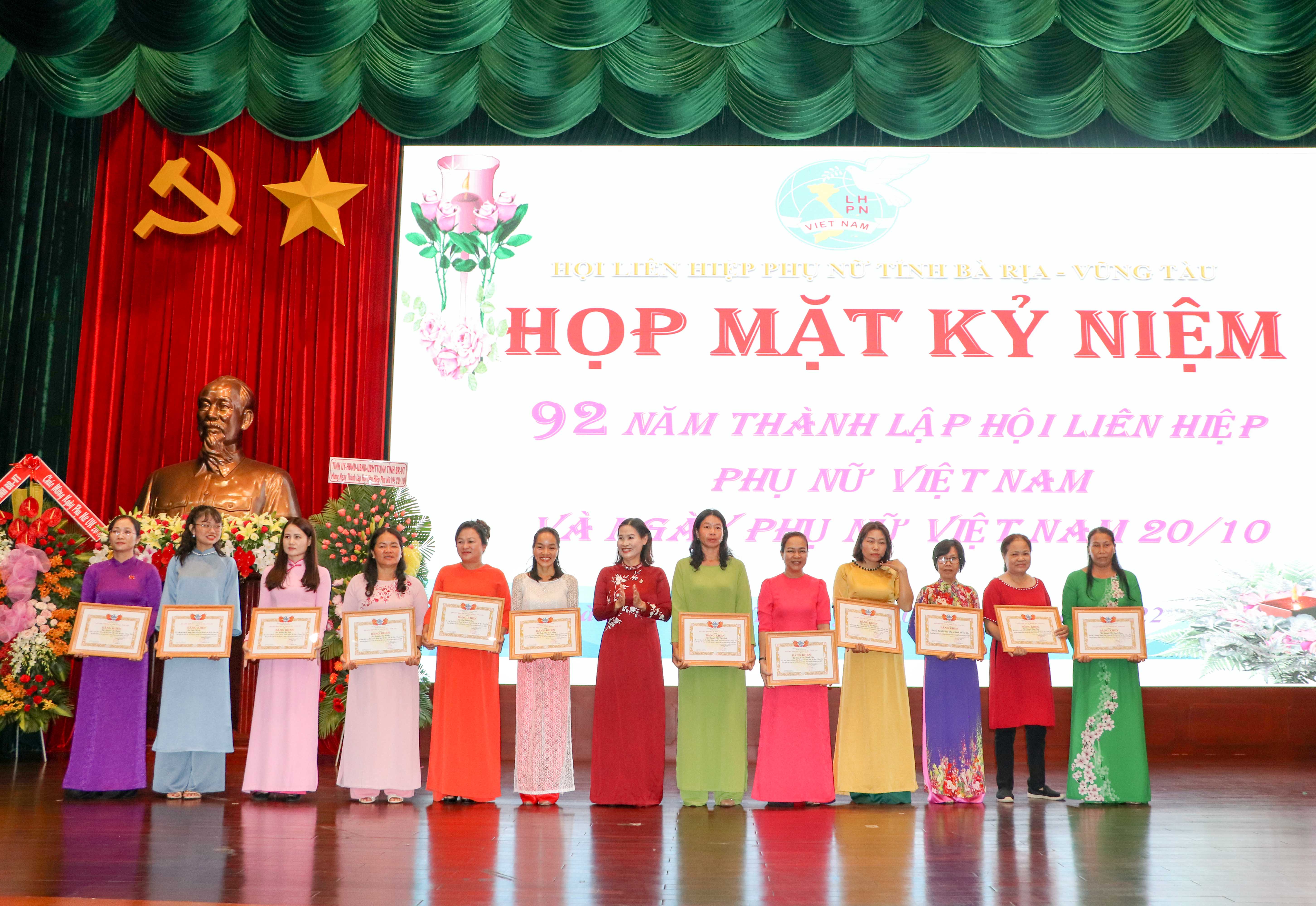 Bà Lê Thị Kim Thu, Chủ tịch Hội LHPN Việt Nam tỉnh trao giải thưởng cho 12 tác giả đạt giải cuộc thi Dự án/ ý tưởng phụ nữ khởi nghiệp tỉnh năm 2022.