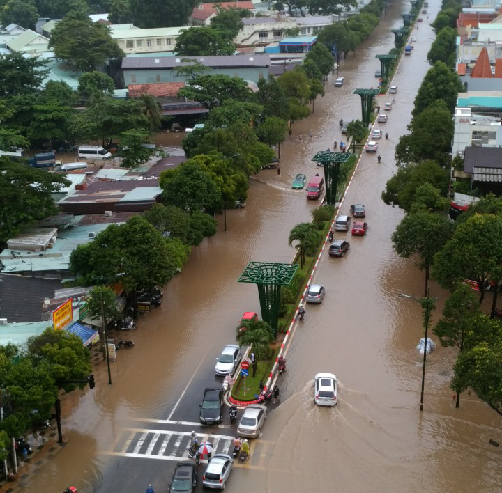 Đoạn đầu đường Lê Hồng Phong nước ngập sâu kéo dài khiến nhiều phương tiện đi lại khó khăn.