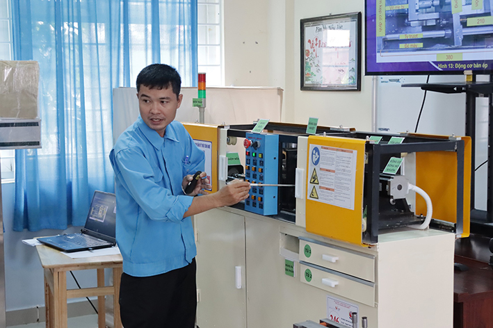 Thầy Nguyễn Thanh Thảo thuyết trình Mô hình máy ép nhựa mini.