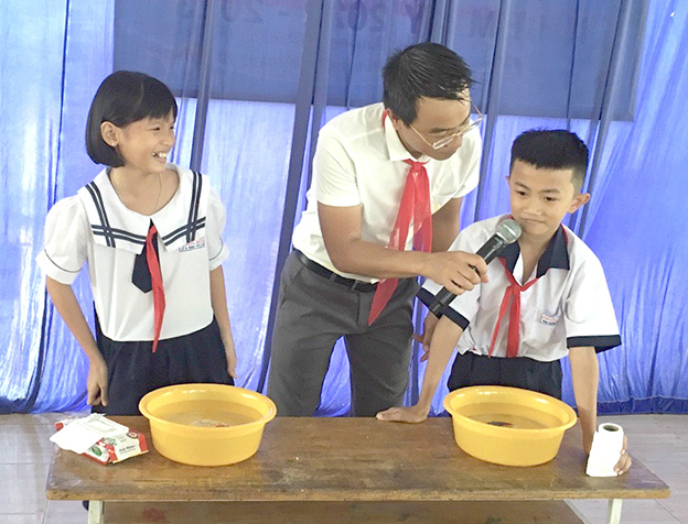 Diễn giả Bùi Tiến Hưng truyền đạt kỹ năng phòng, chống đuối nước cho HS Trường TH Phước Bửu.