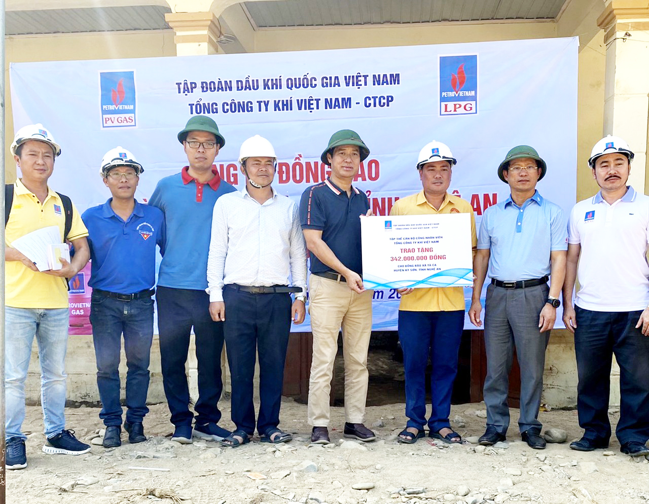 Đoàn công tác PV GAS trao bảng biểu trưng ủng hộ người dân Nghệ An.