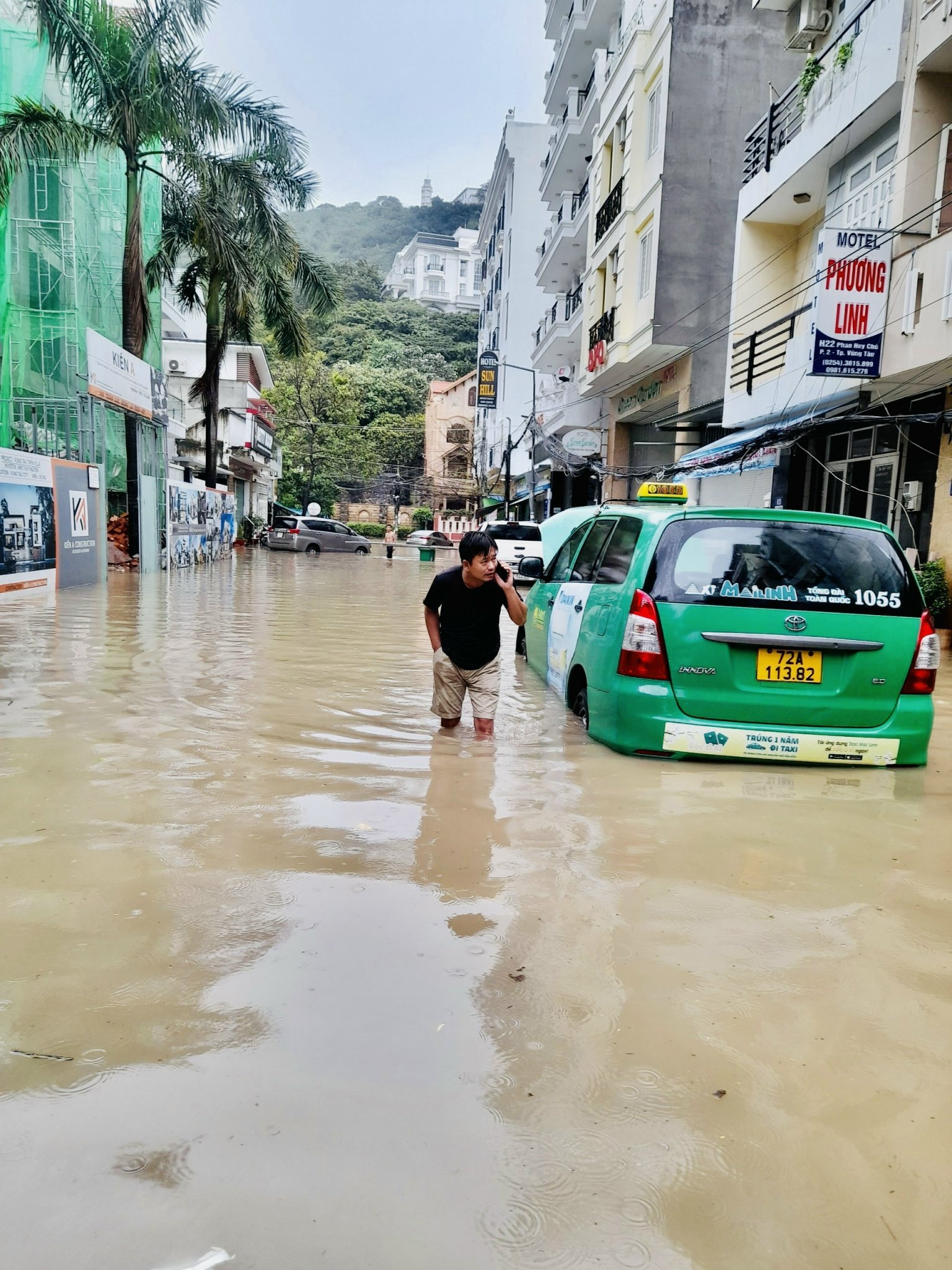 Đường Phan Huy Chú (khu Á Châu phường 2, TP. Vũng Tàu) ngập sâu trong nước.