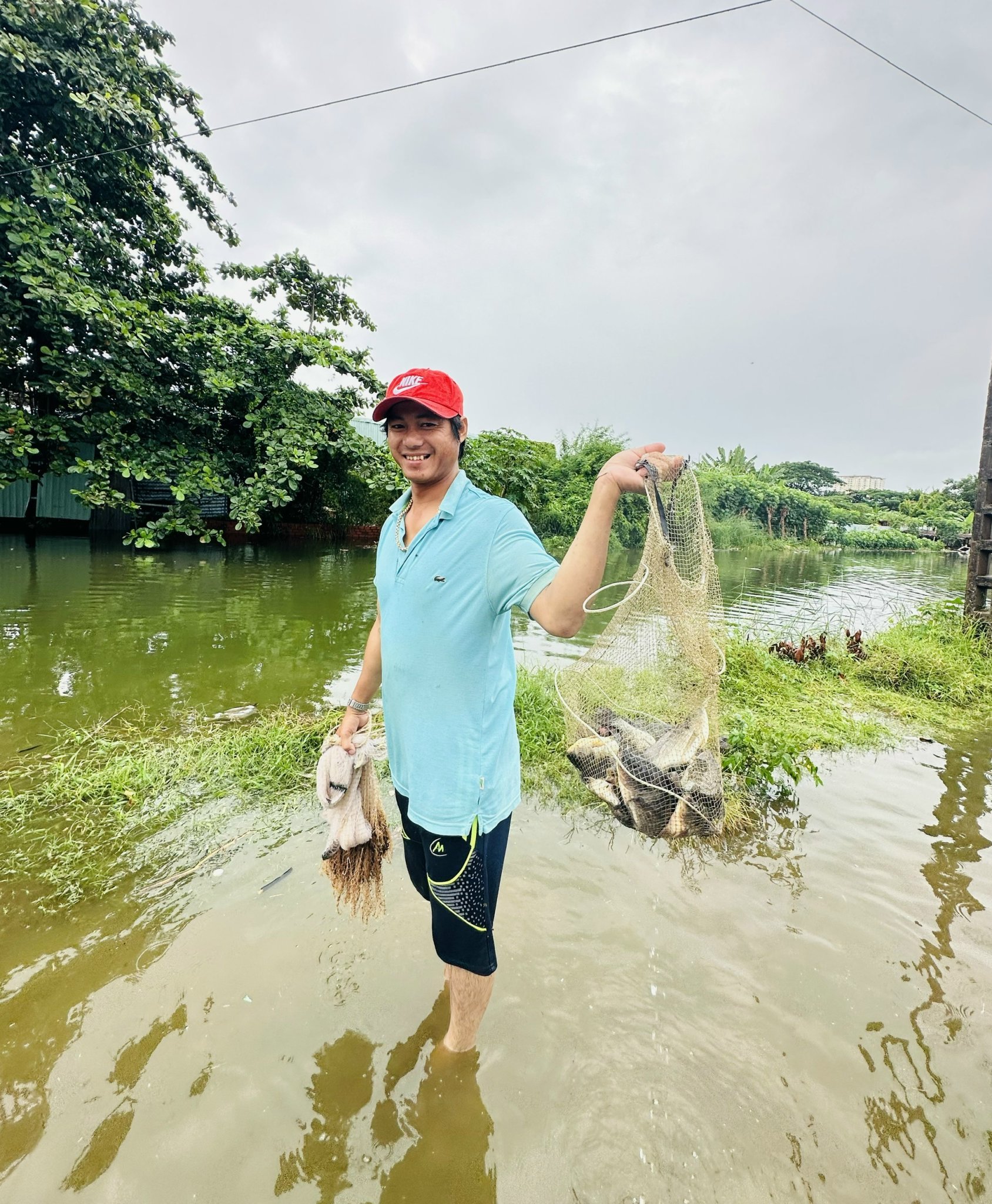 Người dân quăng chài bắt cá ở khu vực mương thoát nước bắt nguồn từ hồ Võ Thị Sáu, phường 2, TP. Vũng Tàu.