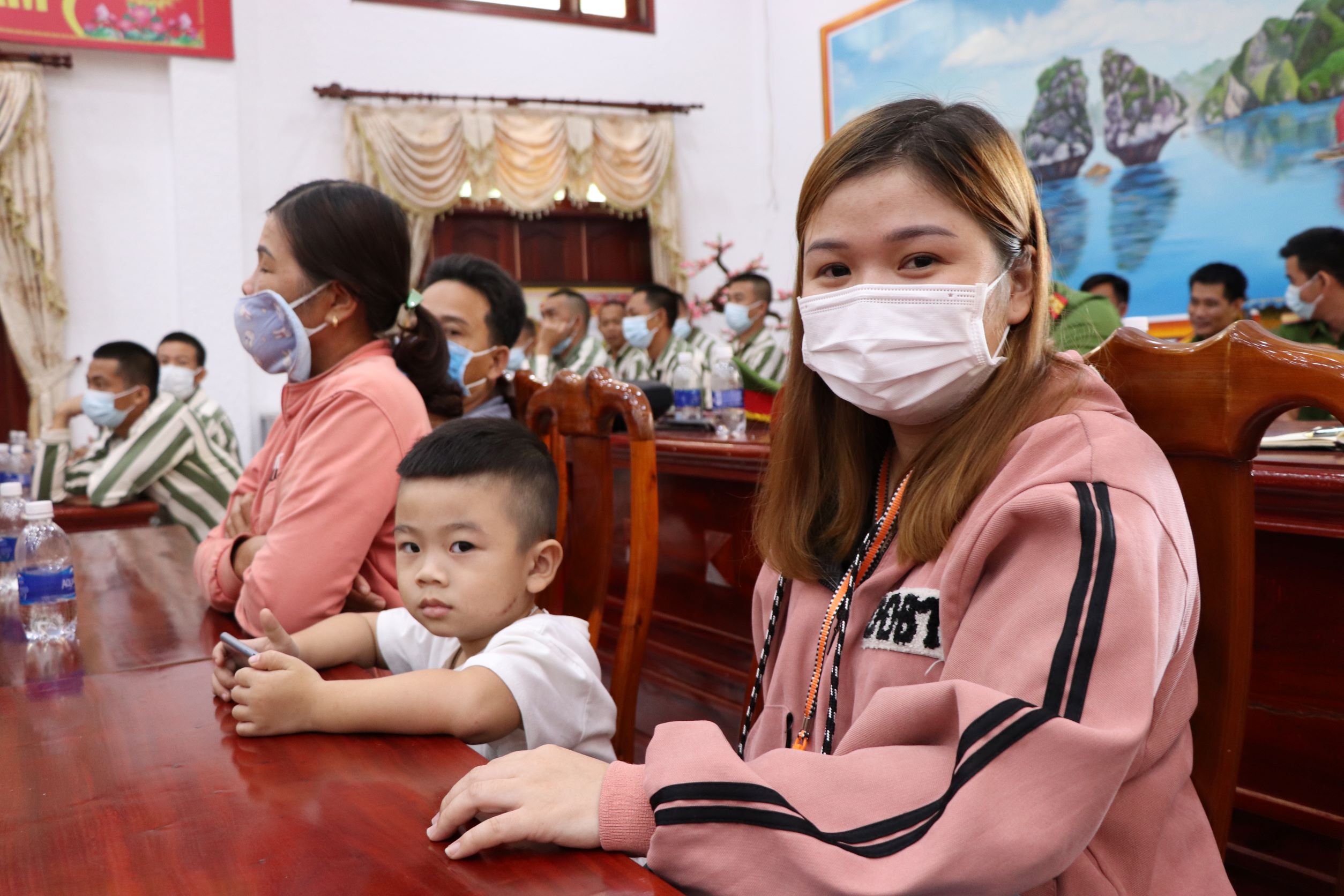Chị Lê Thị Mỹ Trang (SN 1995, ở tỉnh Lâm Đồng) cùng con trai rất vui vì được đi dự hội nghị và thăm gặp chồng đang chấp hành án phạt tù 6 năm tù giam tại Trại giam Xuyên Mộc.