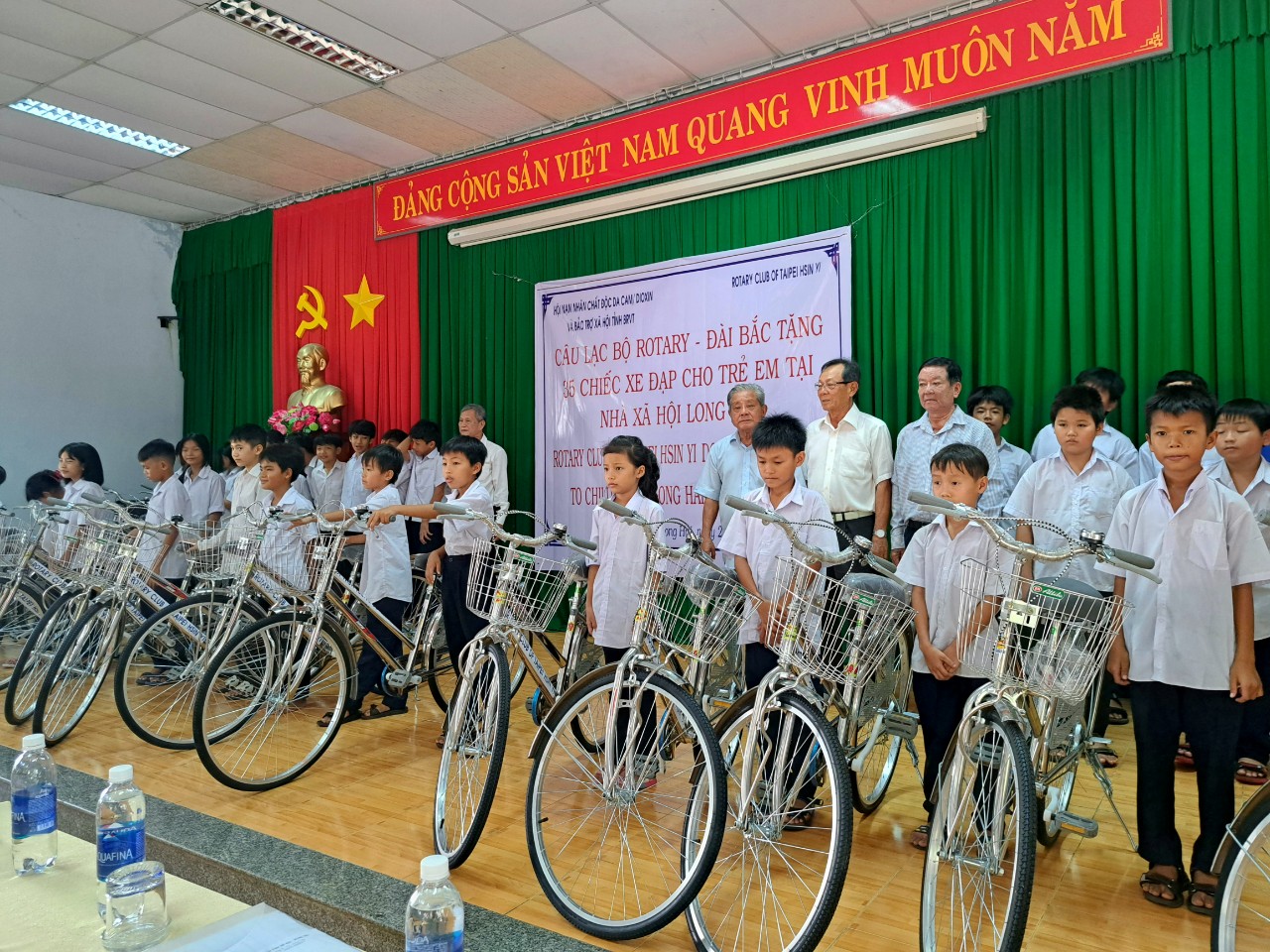 Ban tổ chức trao tặng 35 xe đạp cho các học sinh nghèo khuyết tật tại Nhà xã hội Long Hải, huyện Long Điền