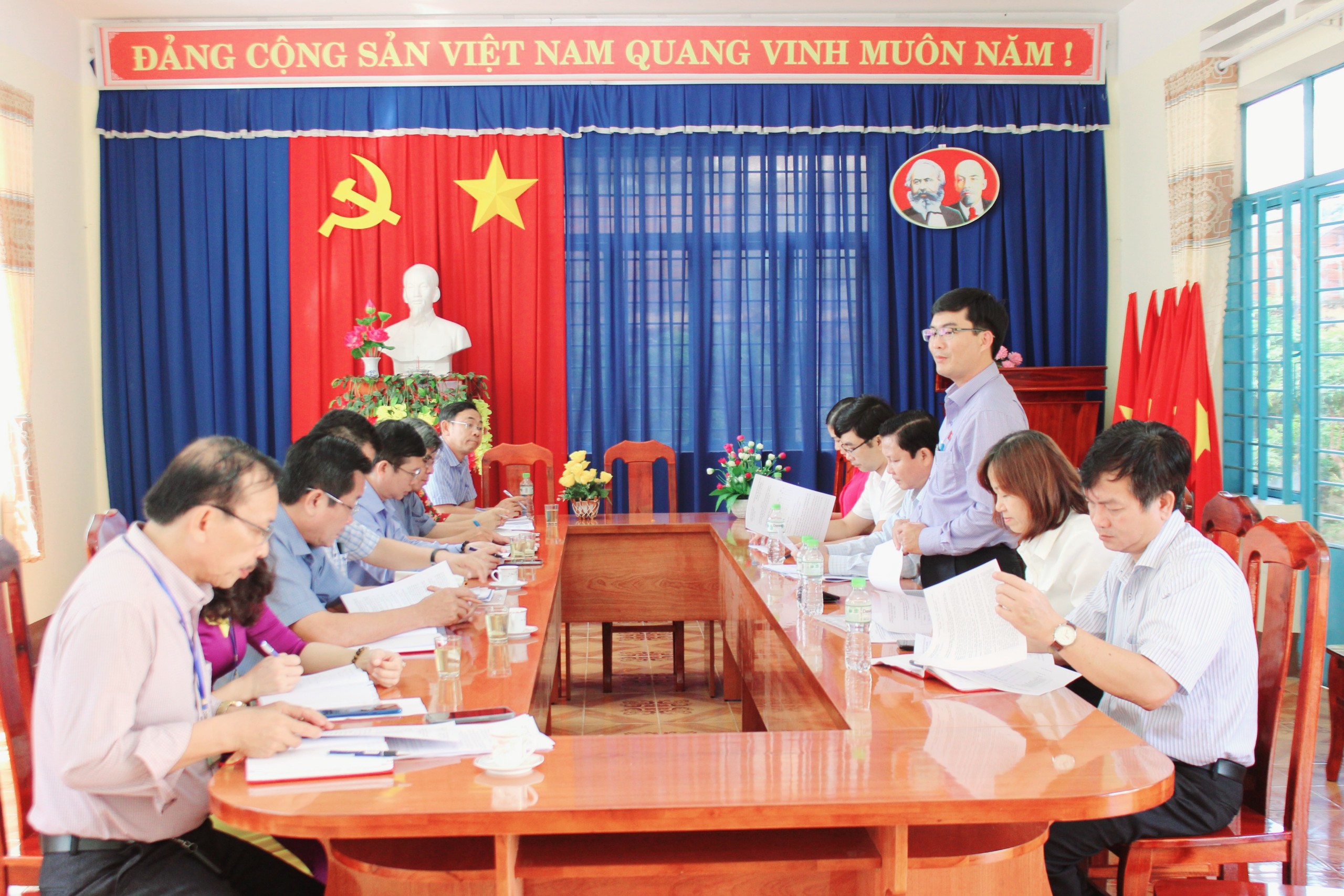 Ông Nguyễn Văn Tuân, Phó trưởng Ban Văn hóa-Xã hội HĐND tỉnh, phụ trách Đoàn giám sát của HĐND tỉnh làm việc tại Trường TH Bưng Riềng.