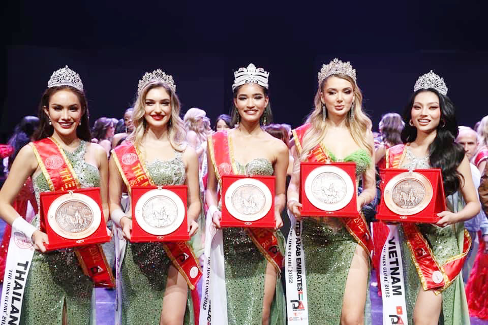 Thí sinh đại diện của Việt Nam là Lâm Thu Hồng (bìa phải) đăng quang Á hậu 4 của Hoa hậu hoàn cầu 2022. Ảnh: BAN TỔ CHỨC