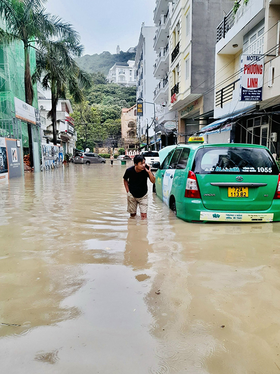 Đường Phan Huy Chú ngập sâu trong biển nước.