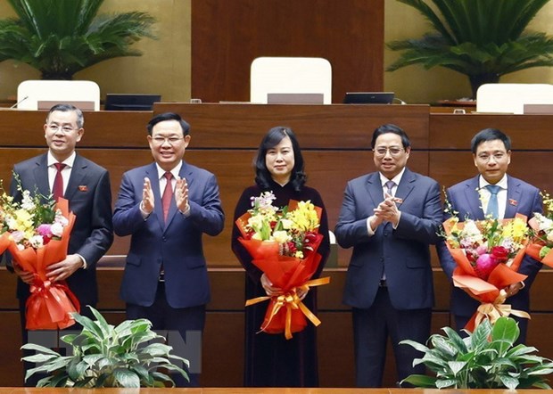 Thủ tướng Phạm Minh Chính, Chủ tịch Quốc hội Vương Đình Huệ chúc mừng Tổng Kiểm toán nhà nước Ngô Văn Tuấn, Bộ trưởng Bộ Y tế Đào Hồng Lan và Bộ trưởng Bộ Giao thông Vận tải Nguyễn Văn Thắng. (Ảnh: Doãn Tấn/TTXVN)