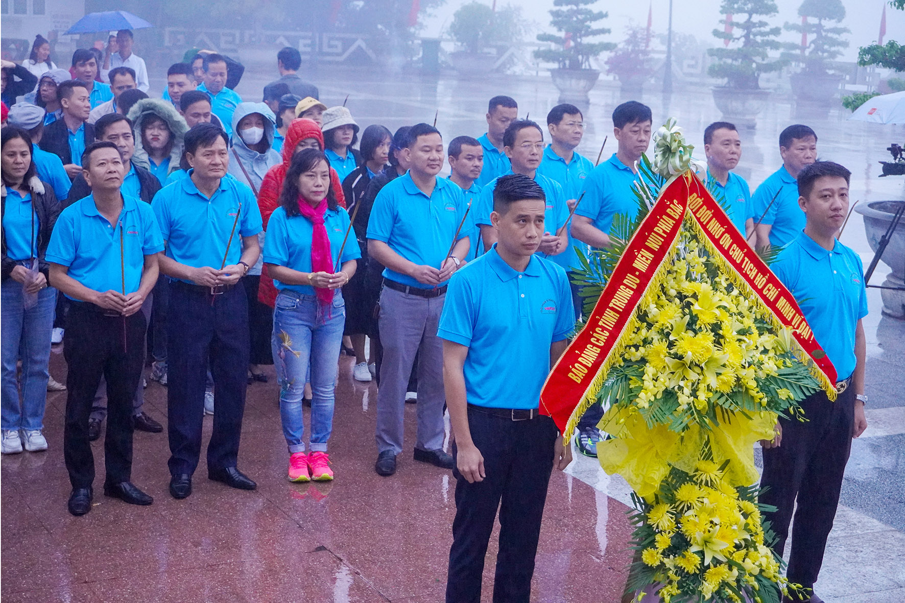 Đoàn báo Đảng 9 tỉnh: đoàn báo Đảng các tỉnh Trung du - miền núi phía Bắc gồm: Hòa Bình, Sơn La, Điện Biên, Lai Châu, Yên Bái, Lào Cai, Vĩnh Phúc, Phú Thọ và Bà Rịa-Vũng Tàu đặt vòng hoa Tượng đài Bác Hồ trên công trình thủy diện Hòa Bình. 