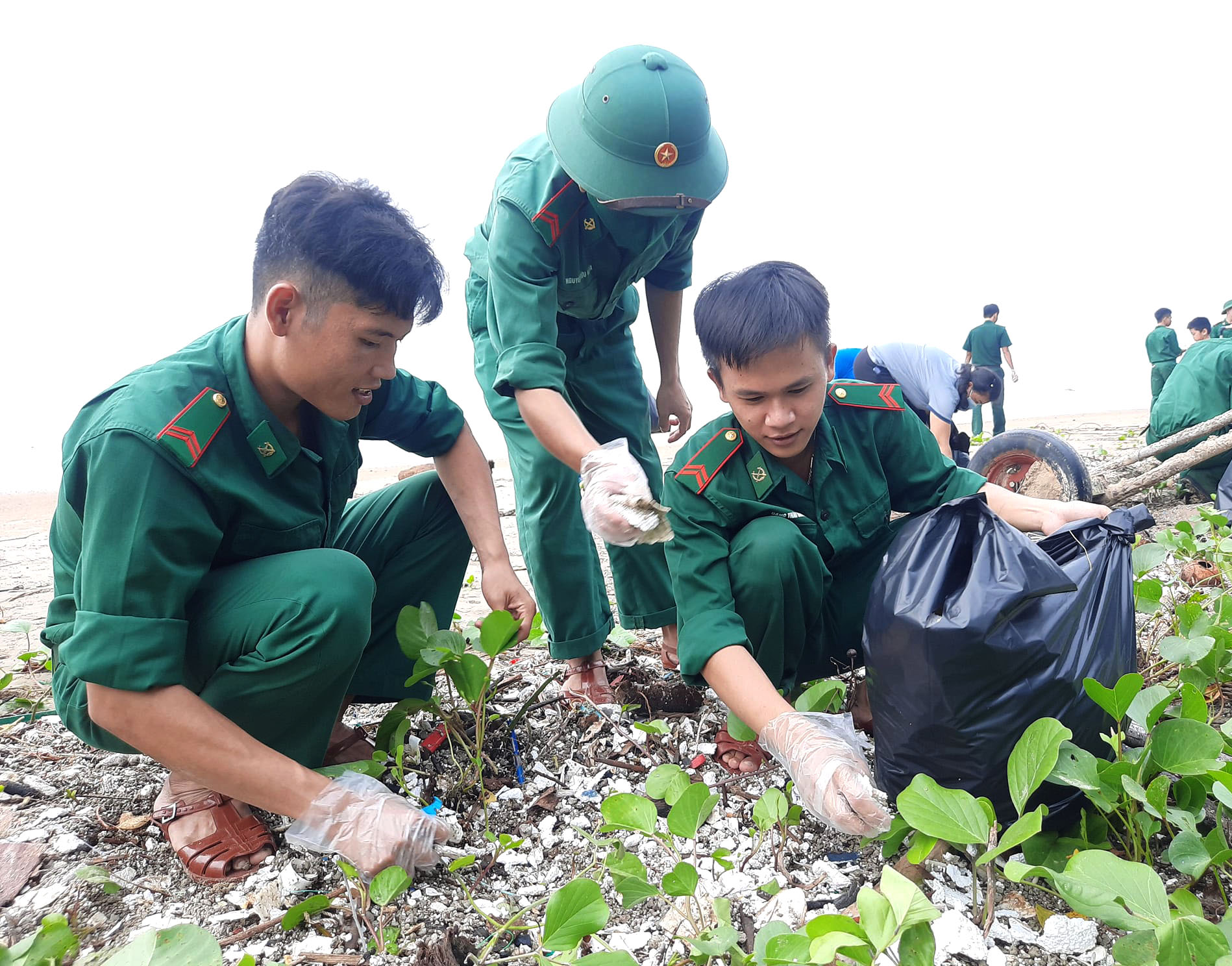 Chiến sĩ Đồn Biên phòng Chí Linh thu gom rác tại bãi tắm Thủy Tiên.