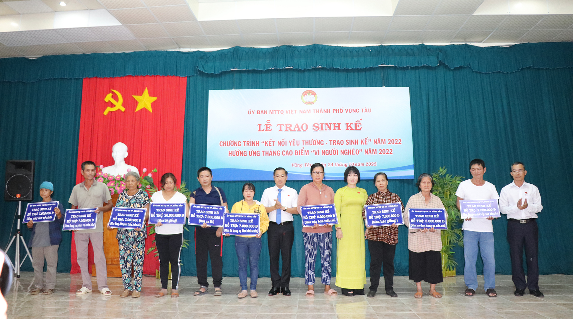 Đại diện MTTQ thành phố, Ban Dân vận Thành ủy Vũng Tàu trao bảng tượng trưng trao sinh kế đến hộ nghèo.