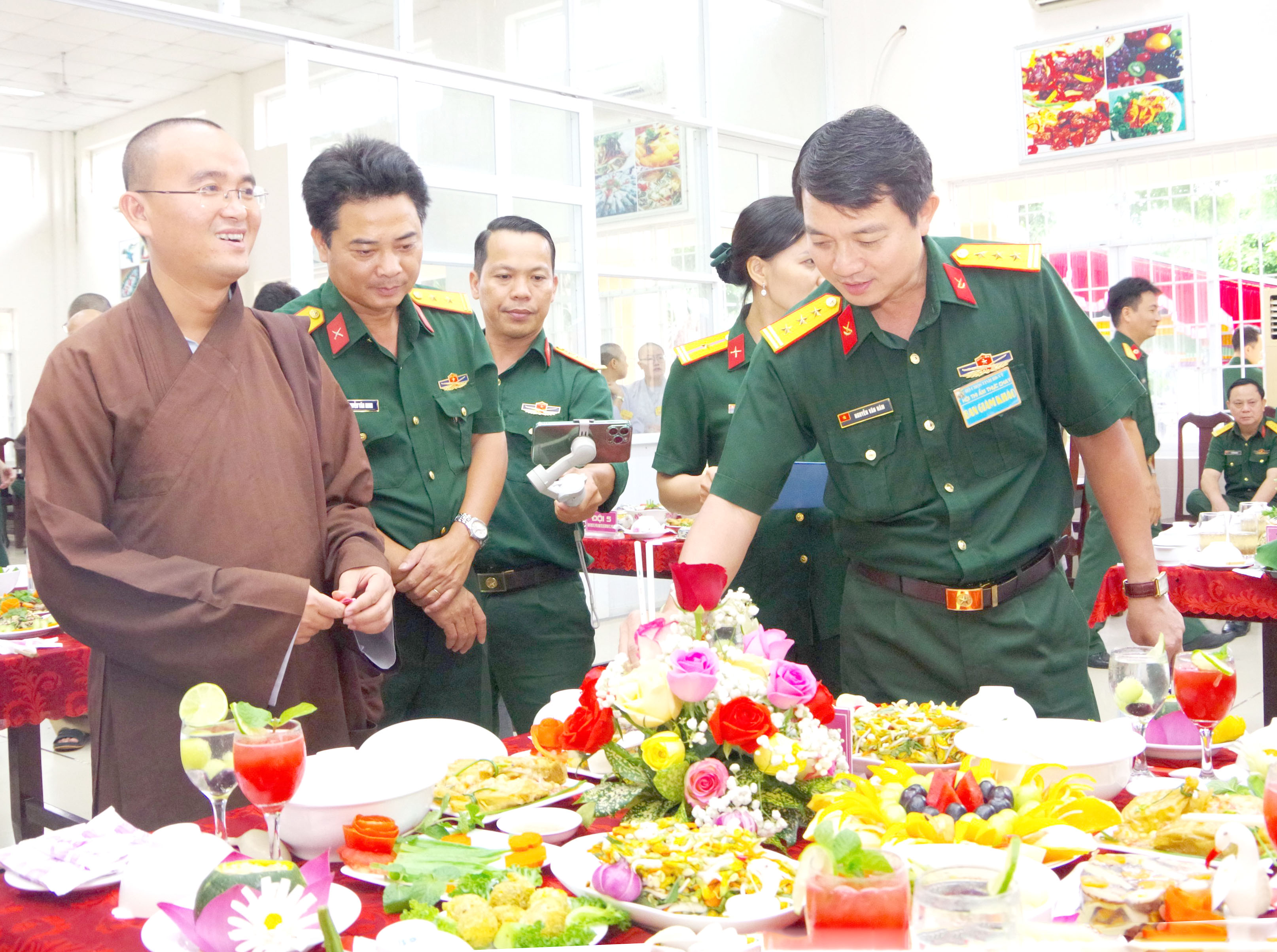 Cán bộ, chiến sĩ LLVT tỉnh và các tăng ni, phật tử tham gia Hội thi “Ẩm thực chay” do Bộ CHQS tỉnh phối hợp với Ban Trị sự GHPGVN tỉnh tổ chức.