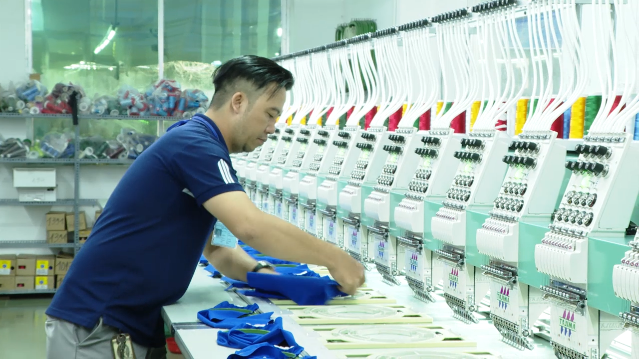 Đơn hàng sụt giảm, lạm phát và chi phí đầu vào tăng cao khiến các DN may mặc gặp nhiều khó khăn. Trong ảnh: Công nhân Công ty TNHH LT Garments trong giờ sản xuất.