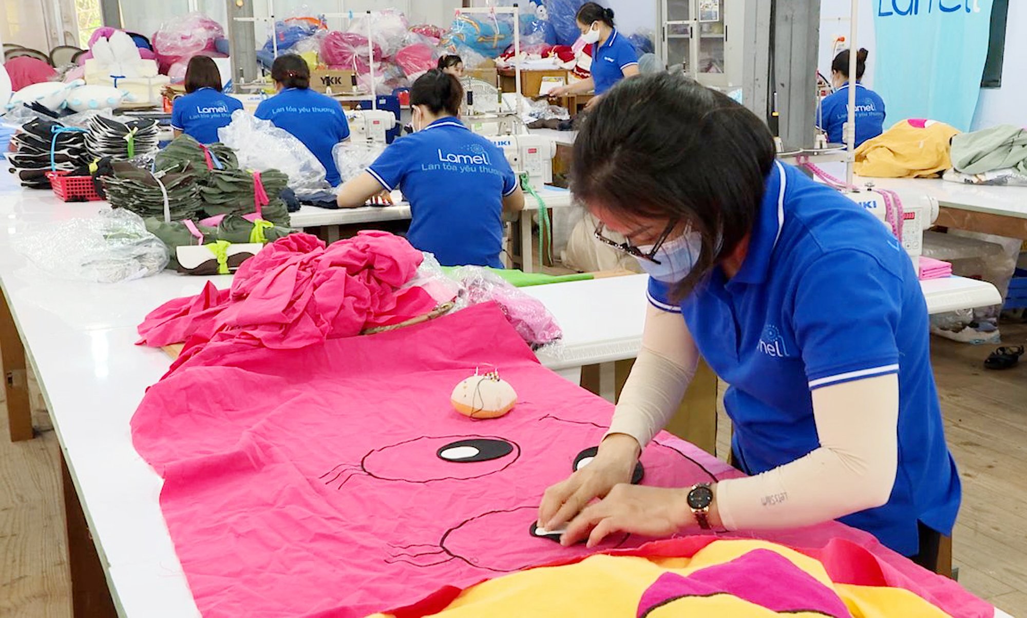 Công nhân Công ty TNHH may mặc Thăng Long trong giờ sản xuất.