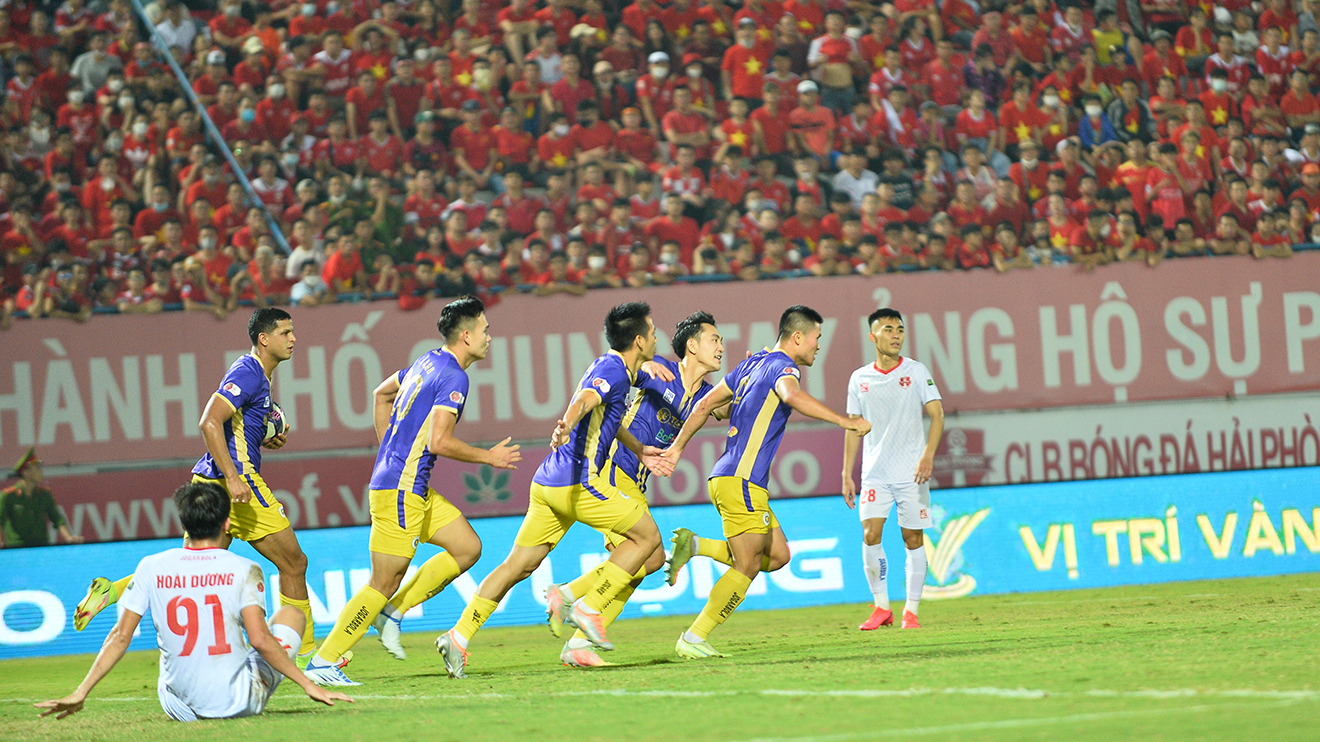 Hà Nội FC vẫn chiếm ưu thế trong cuộc đua vô địch. Ảnh: HOÀNG LINH