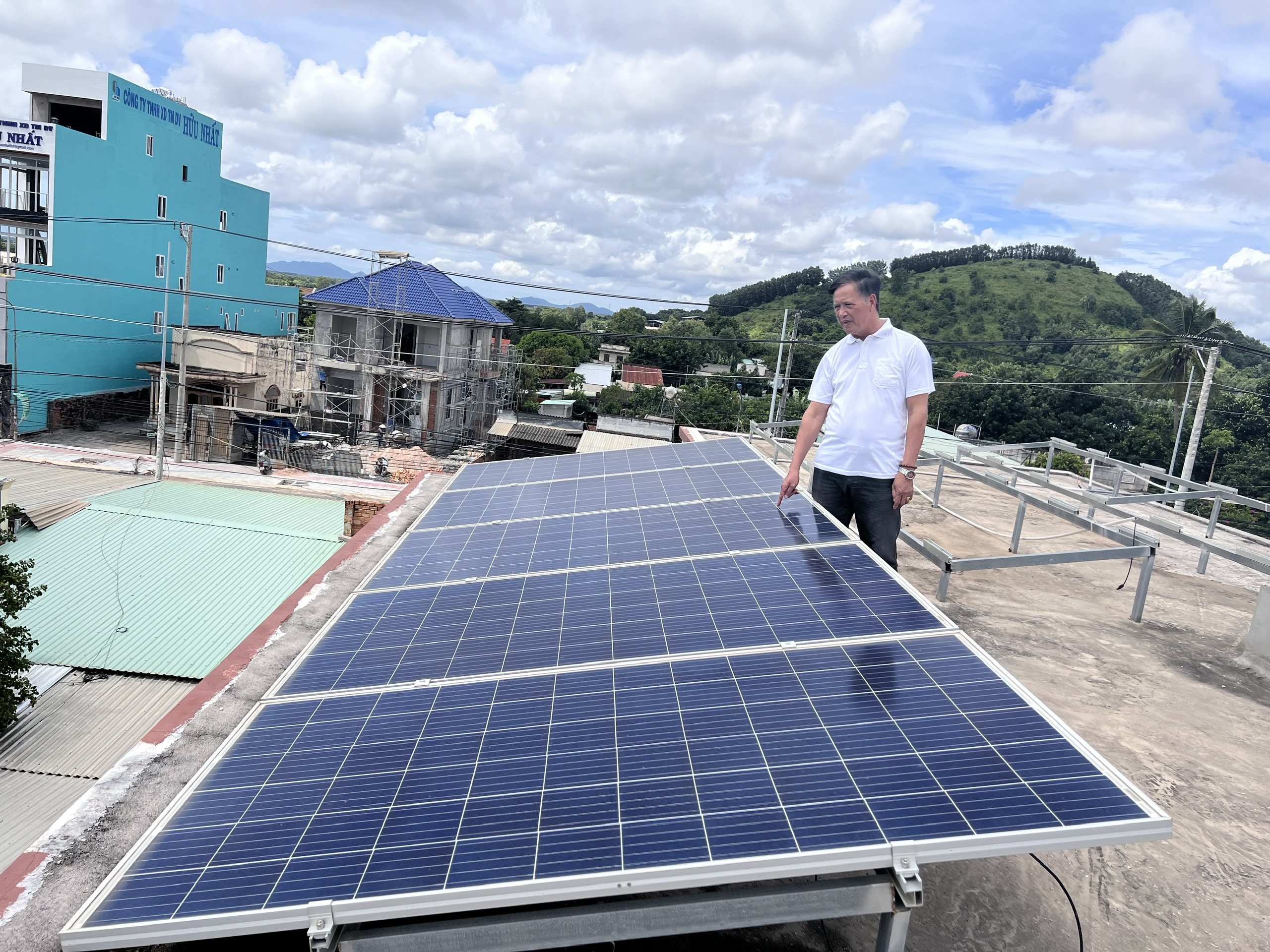 5 tấm pin điện năng lượng mặt trời gia đình ông Nguyễn Xuân Toan ký hợp đồng với Điện lực tỉnh sẽ được tiếp tục thu mua.