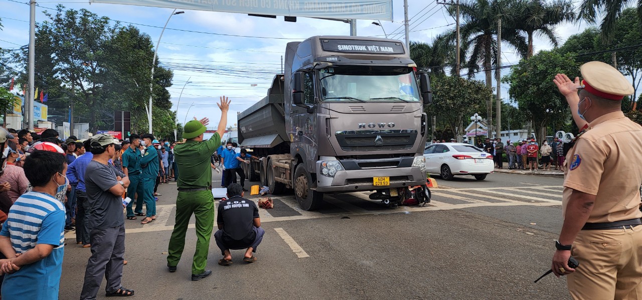 Lực lượng công an có mặt tại hiện trường điều tiết giao thông và điều tra nguyên nhân vụ tai nạn