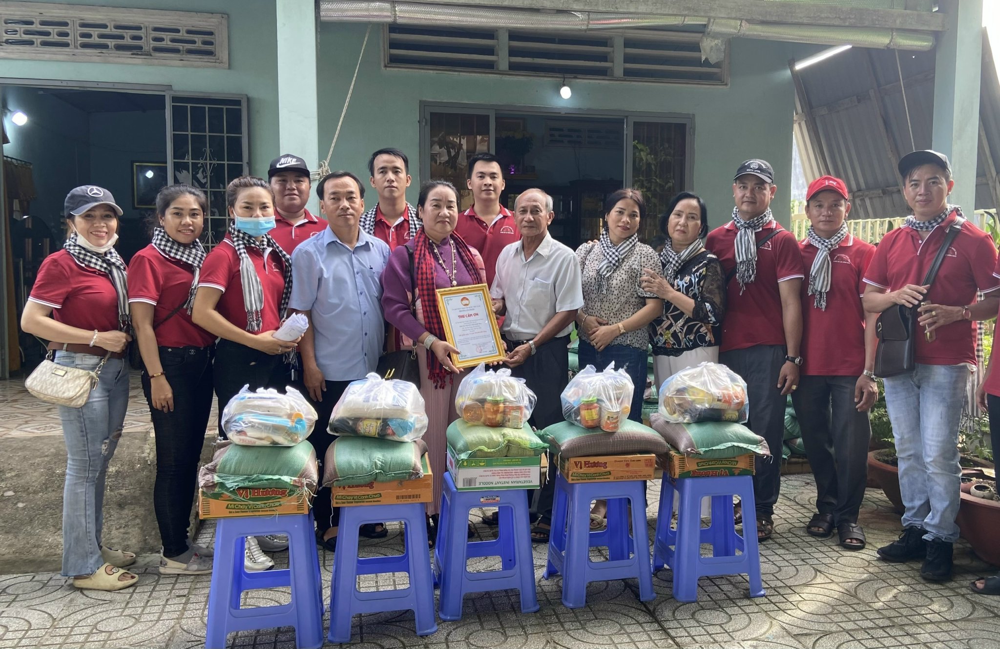 Lãnh đạo Ủy ban MTTQ phường, Ban Công tác mặt trận khu phố Ông Trịnh trao thư cảm ơn tới nhà hảo tâm.