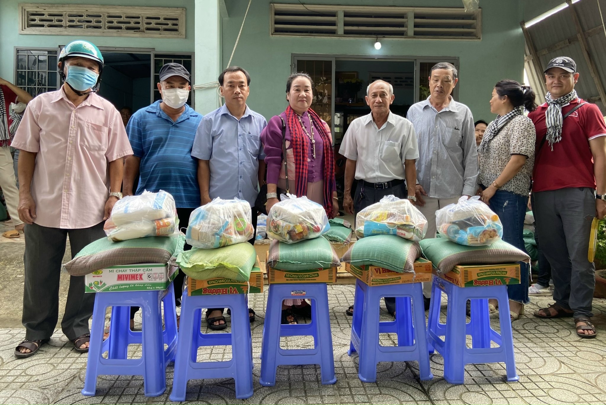 200 phần quà thiết thực được trao tới hộ nghèo, hộ khó khăn của phường Tân Phước.