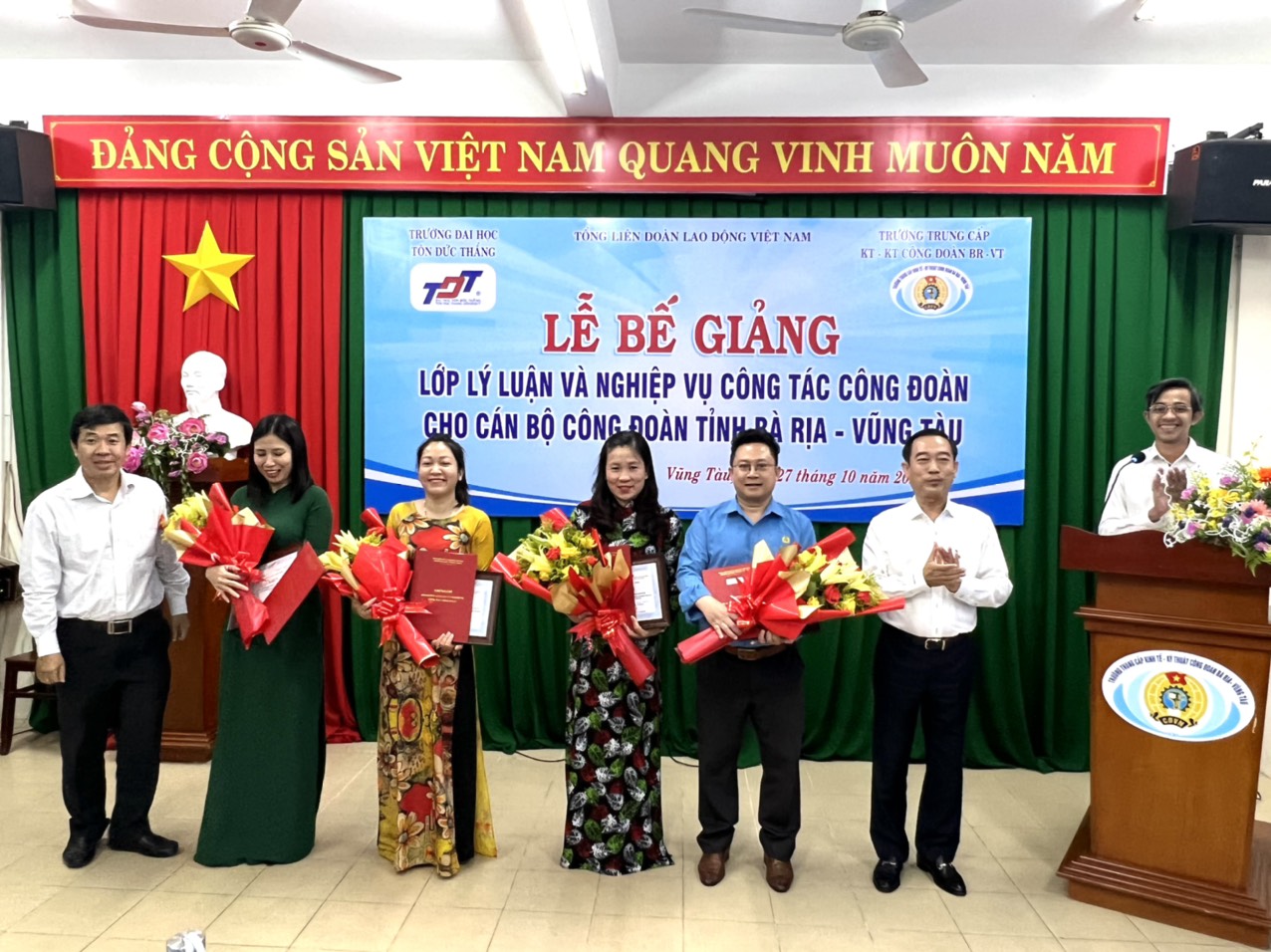 Kết thúc khóa học, có 4 học viên được khen thưởng vì có thành tích học tập xuất sắc.