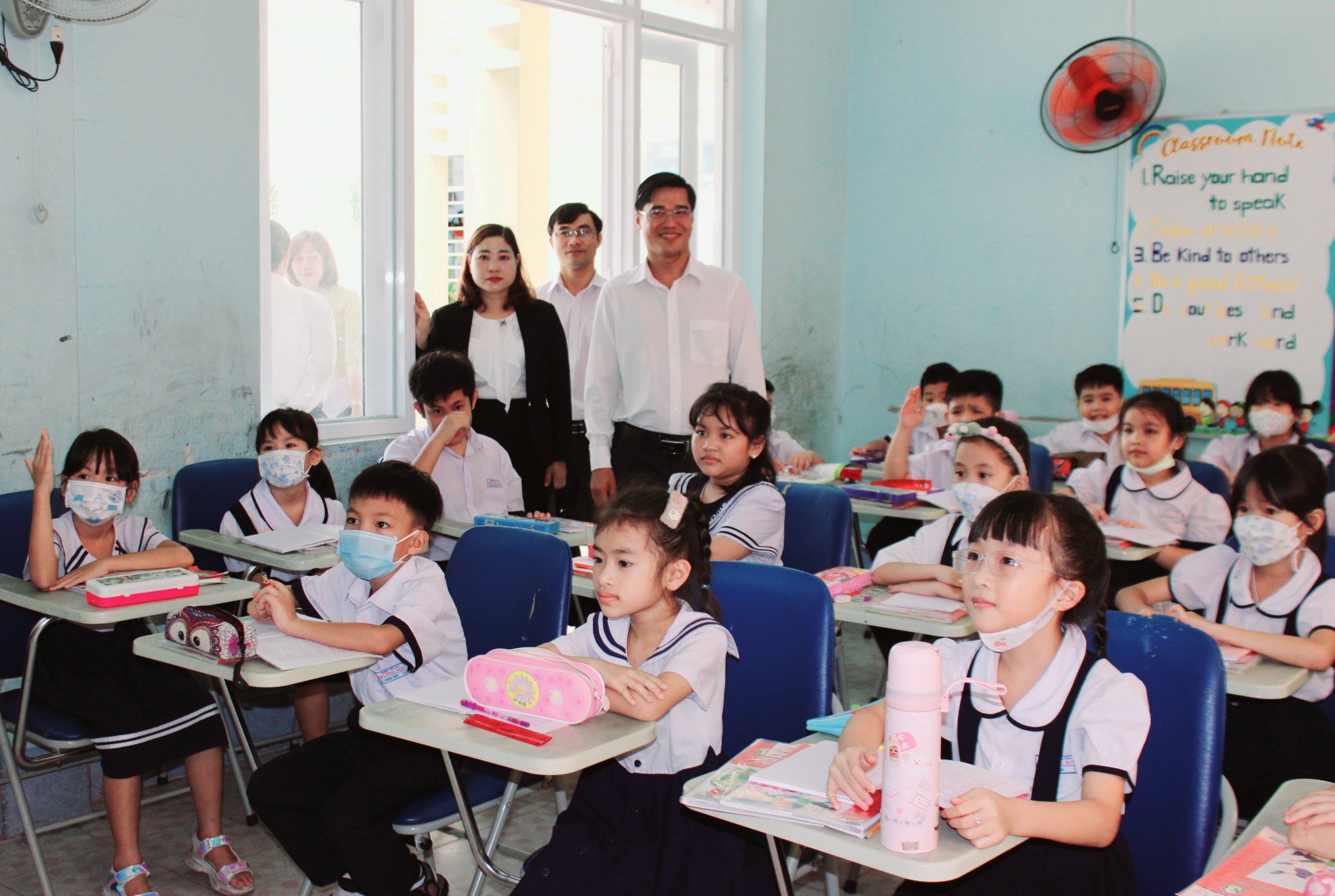 Đoàn giám sát của HĐND tỉnh khảo sát việc dạy tiếng Anh tăng cường tại Trường TH Trường Sơn (TP. Bà Rịa).