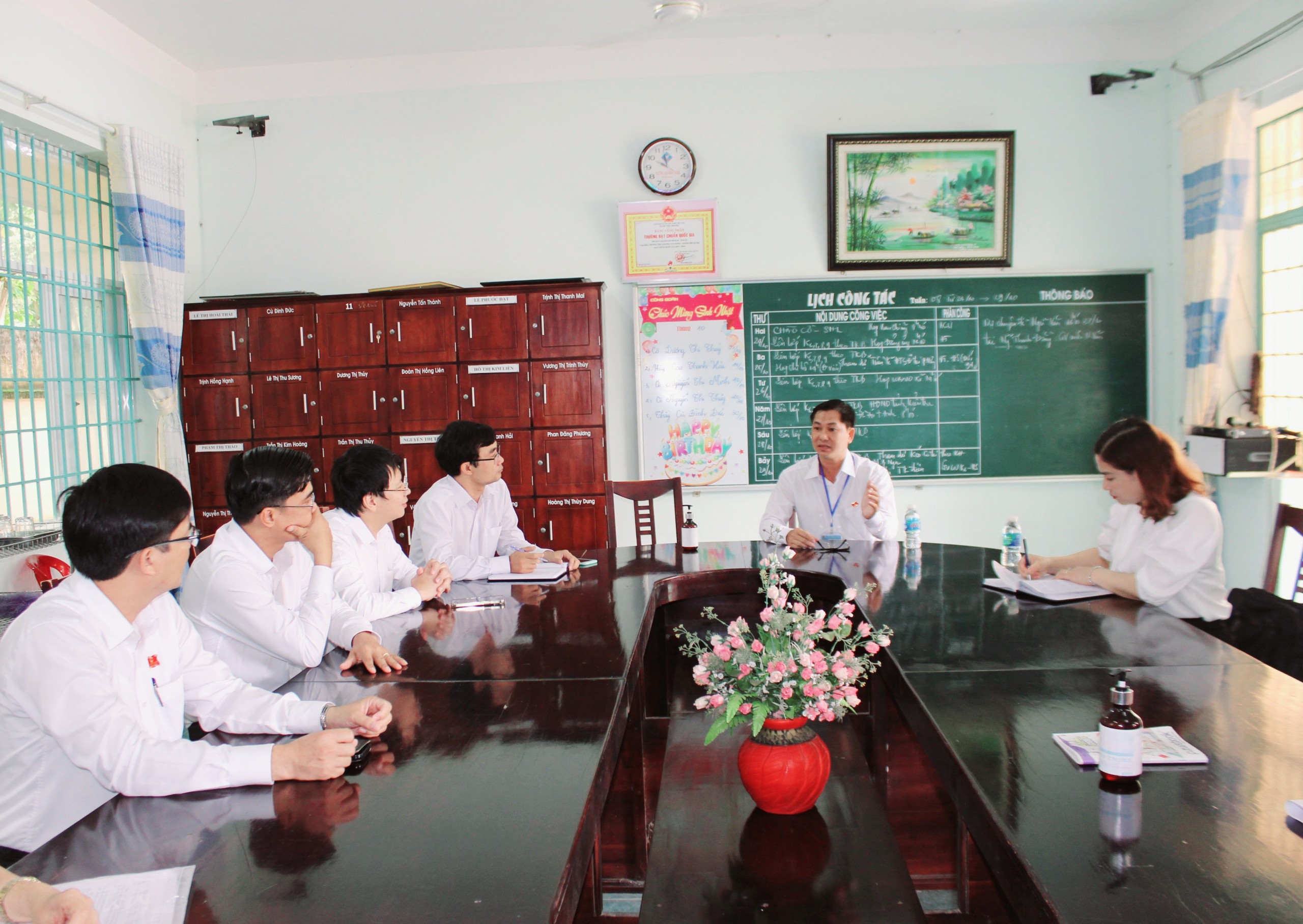 Đoàn giám sát của HĐND tỉnh làm việc với Ban Giám hiệu Trường THCS Dương Văn Mạnh.