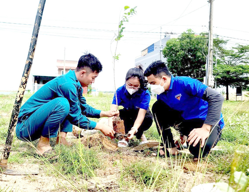 Đoàn viên thanh niên huyện Xuyên Mộc trồng cây xanh bảo vệ môi trường tại xã Bình Châu, huyện Xuyên Mộc.