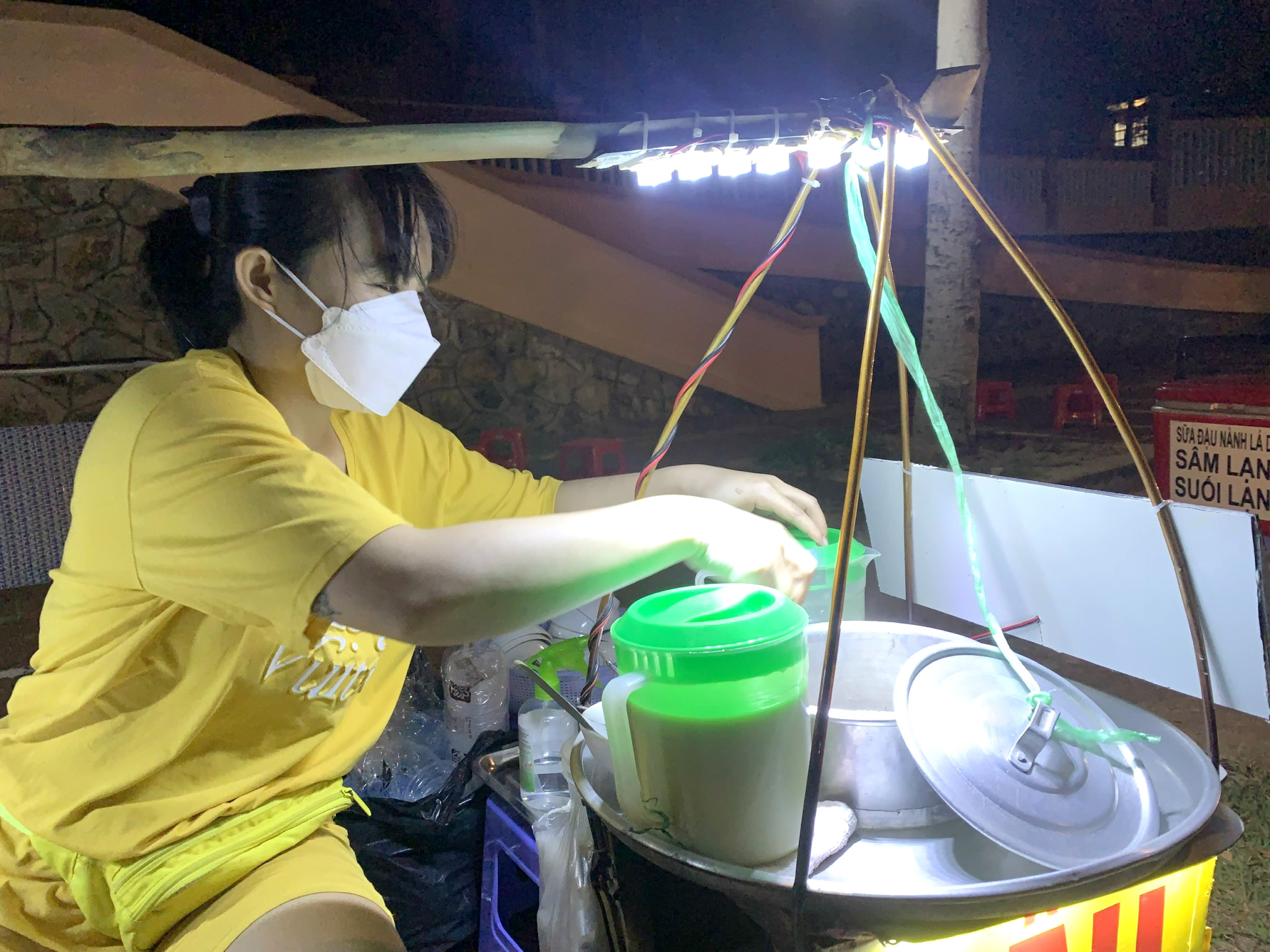 Gánh tàu hũ nóng đậm vị nước cốt dừa lá dứa Cô Vân.