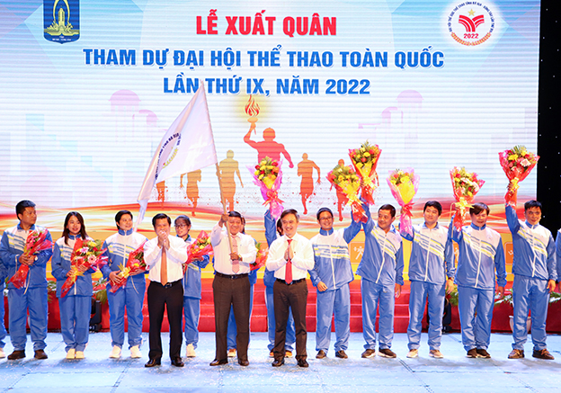 Lãnh đạo tỉnh trao cờ biểu dương lực lượng cho đại diện Đoàn thể thao tỉnh tham dự Đại hội TDTT toàn quốc lần thứ IX, năm 2022.