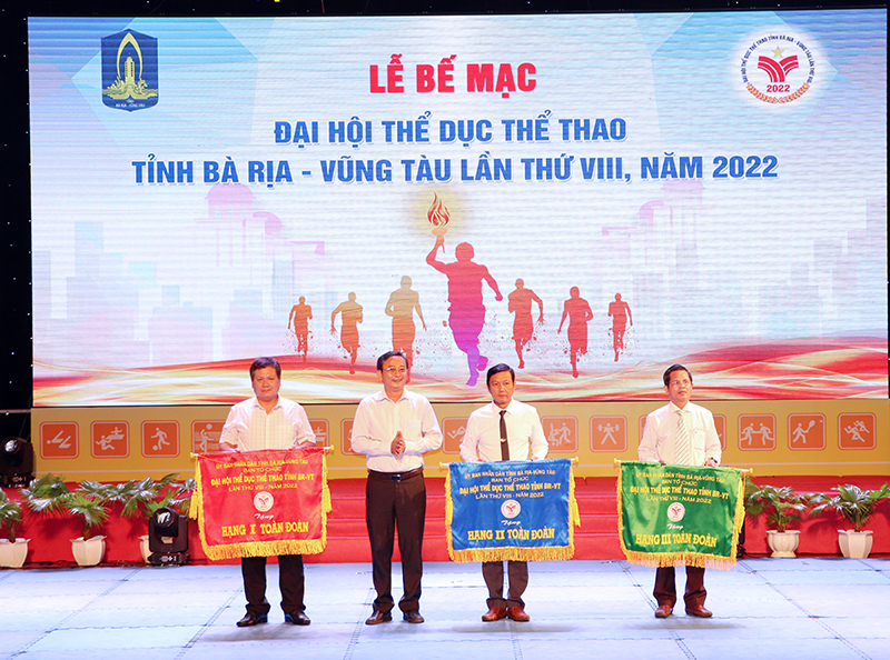 Ông Lê Hồng Ngọc, Phó Chủ tịch UBMTTQ Việt Nam tỉnh tặng Cờ cho các đơn vị giành hạng Nhất Nhì, Ba toàn đoàn tại Đại hội.