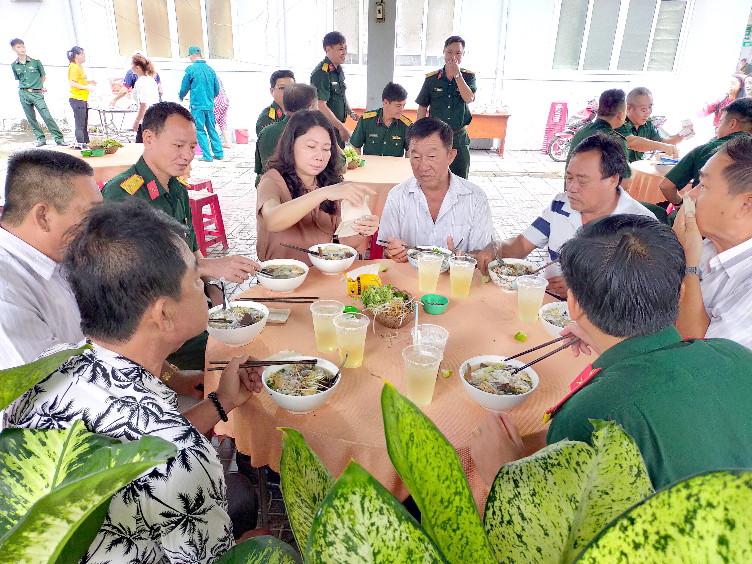 Lãnh đạo Bộ CHQS tỉnh, Bộ Chỉ huy Bộ đội Biên phòng tỉnh, Huyện ủy, HĐND, UBND, UBMTTQVN huyện Đất Đỏ ăn sáng với chủ phương tiện, ngư dân.