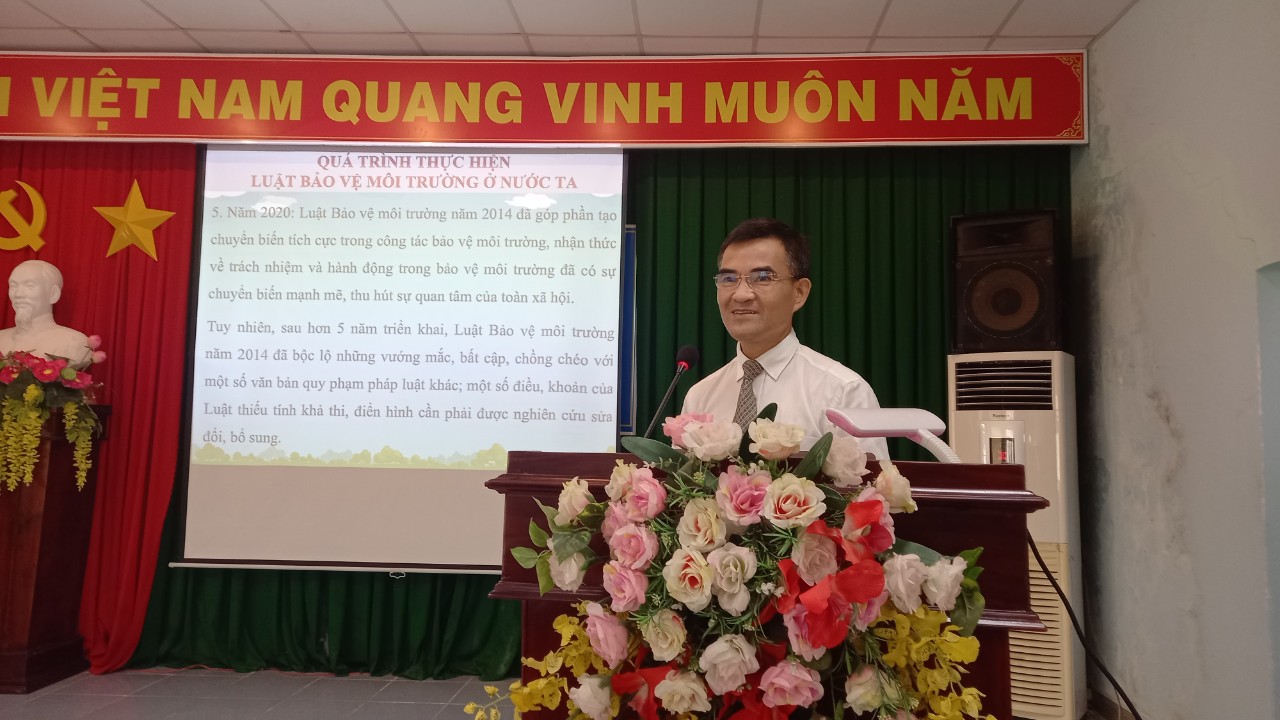 PGS.TS Lê Quốc Tuấn, giảng viên Trường ĐH Nông Lâm TP.Hồ Chí Minh thông tin về Luật Bảo vệ môi trường năm 2020 tại hội nghị.