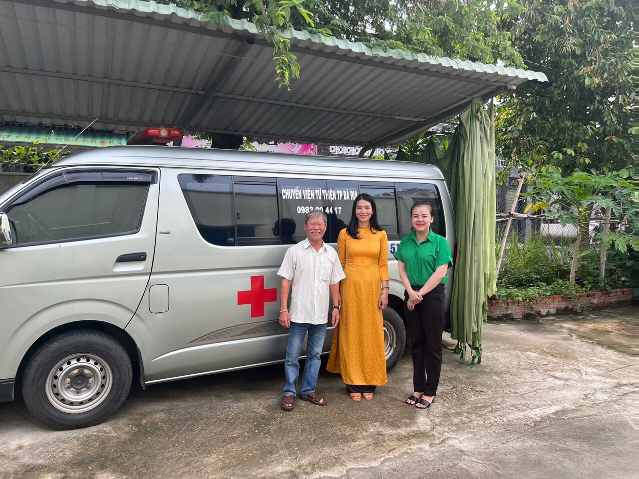 Bà Phạm Thị Nghiệp, Chủ tịch Ủy ban MTTQ Việt Nam phường Phước Trung, TP. Bà Rịa (áo dài) và ông Phạm Văn Đực cùng chuyến xe thiện nguyện