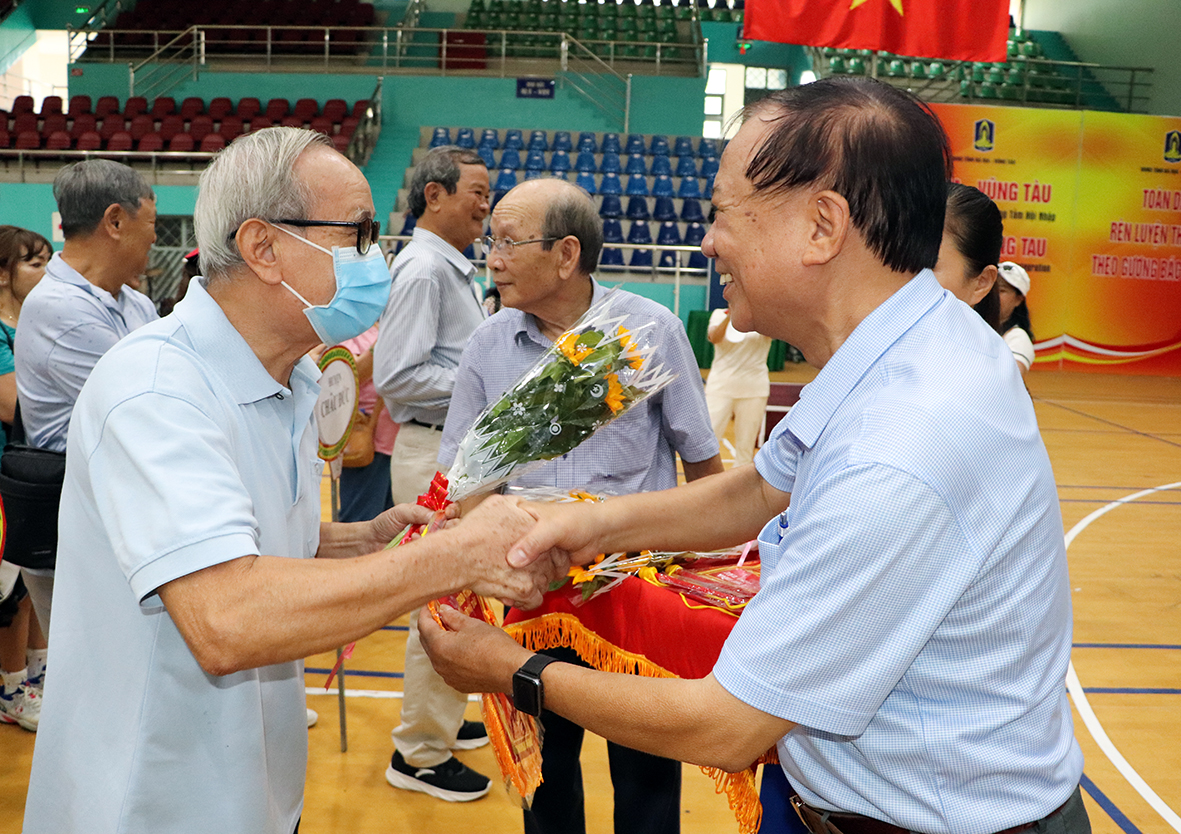 Đại diện Ban tổ chức tặng hoa, cờ lưu niệm cho các đơn vị dự Hội thao.