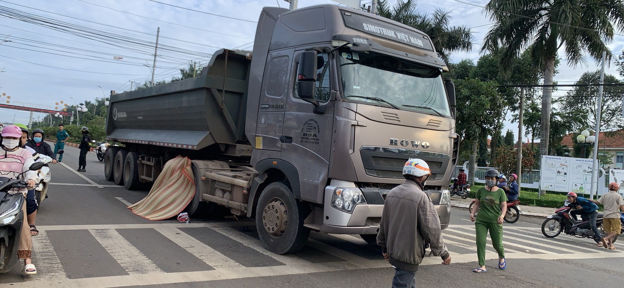 Vụ tai nạn thương tâm trên QL56 hôm 27/10 làm 2 ông cháu tử vong dưới gần xe đầu kéo.