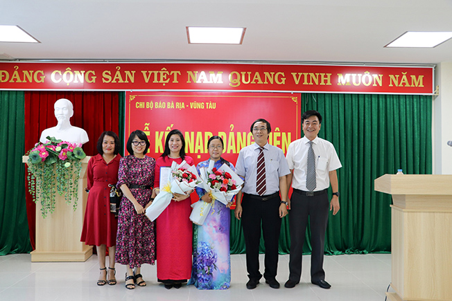 Chi bộ Báo Bà Rịa - Vũng Tàu tặng hoa chúc mừng đảng viên mới Nguyễn Thị Mỹ Phượng (thứ ba từ trái qua, là người công giáo), Phụ trách Phòng Biên tập Nội chính - Bạn đọc. Ảnh: PHÚ XUÂN