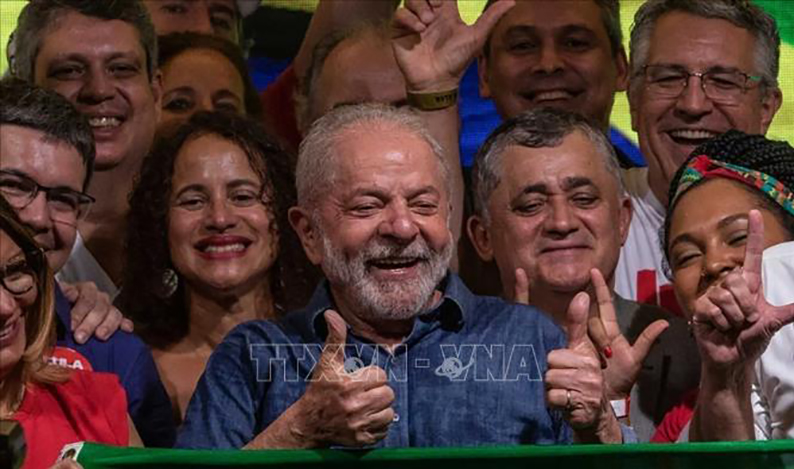 Ông Luiz Inácio Lula da Silva (giữa) mừng chiến thắng sau khi kết quả bầu cử Tổng thống được công bố.