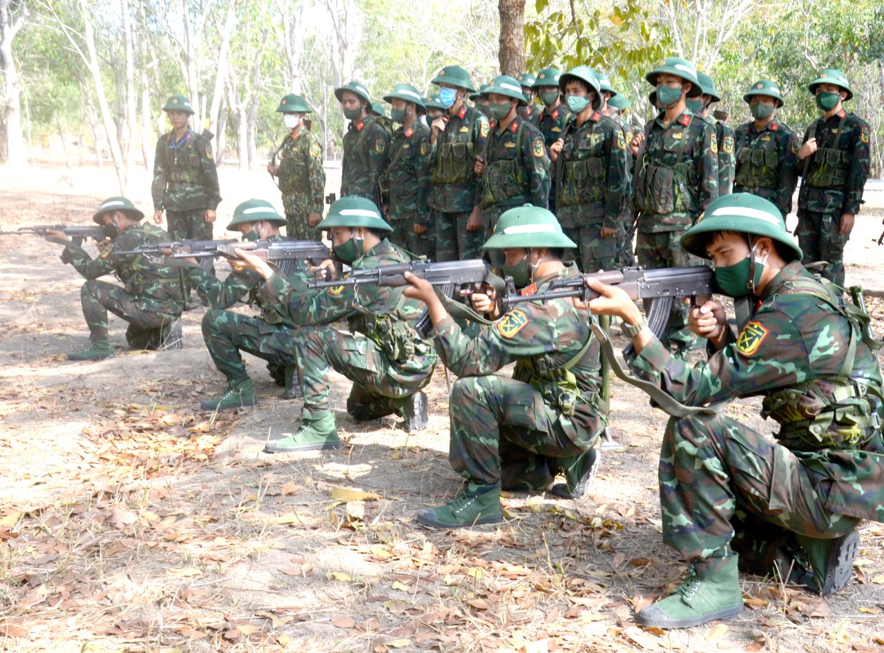 Chiến sĩ mới năm 2022 tham gia huấn luyện bắn súng tiểu liên AK tại Trung đoàn Minh Đạm - Bộ CHQS tỉnh. Ảnh: MINH NHÂN