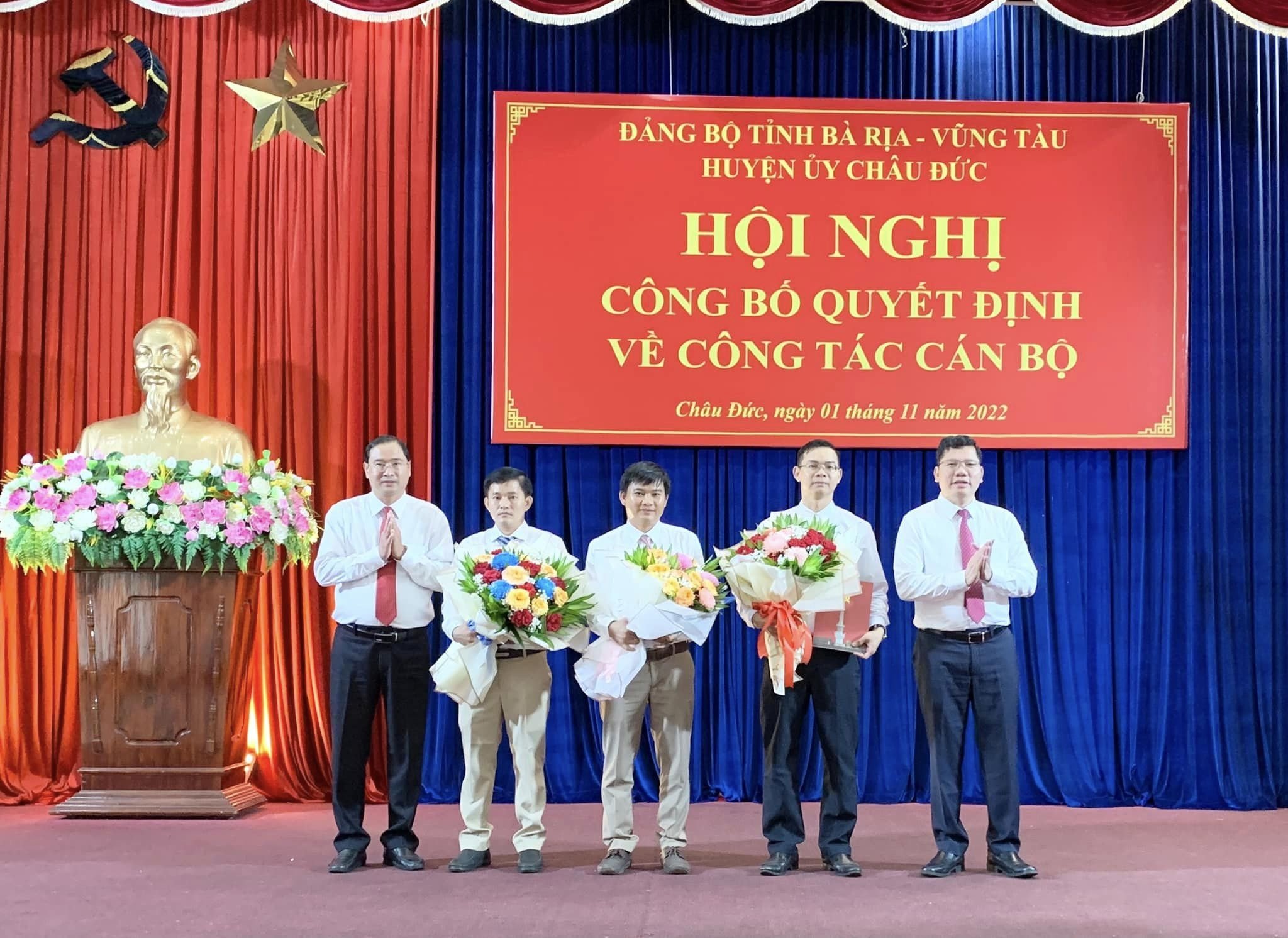 Lãnh đạo huyện Châu Đức trao quyết định bổ nhiệm, điều động cho các ông: Đinh Tấn Đức, Thái Quang Vịnh, Nguyễn Tấn Ninh.