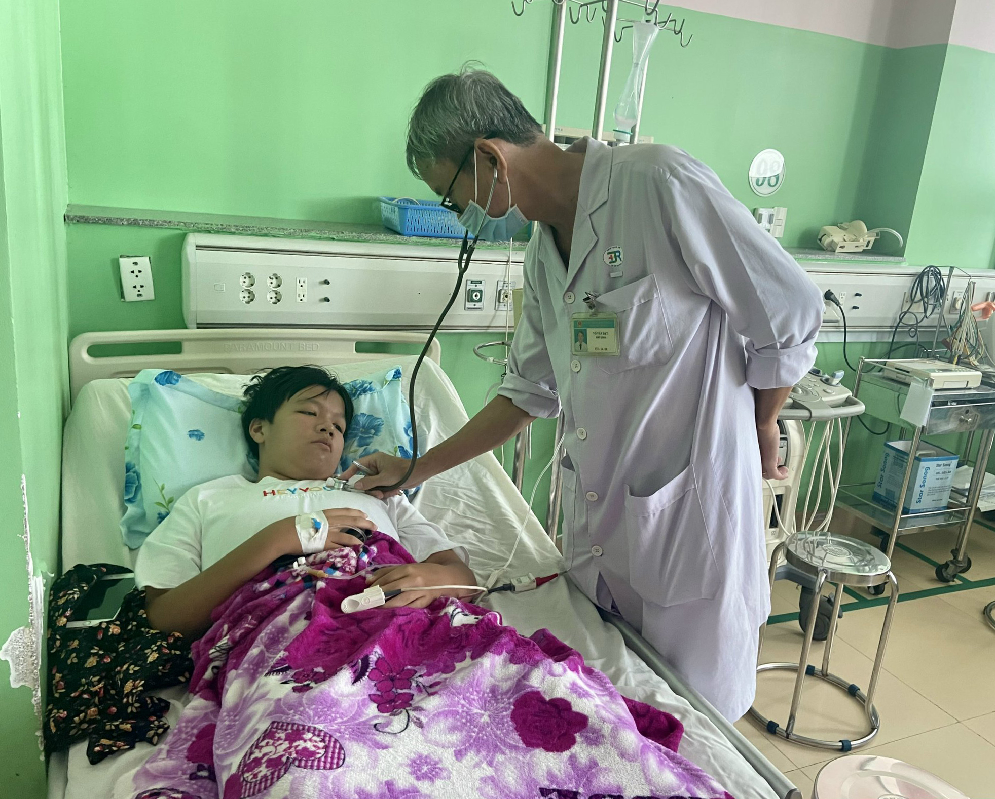 Bệnh viện Bà Rịa đã bảo đảm thuốc, VTYT phục vụ công tác khám, chữa bệnh cho bệnh nhân. Trong ảnh: Bác sĩ Khoa Nhi (Bệnh viện Bà Rịa) kiểm tra sức khoẻ cho bệnh nhi.