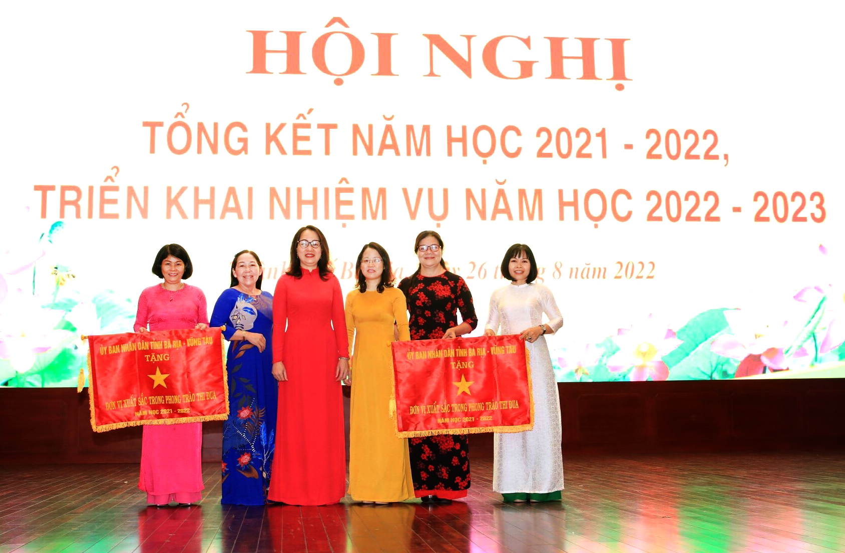 Cô Trần Thị Tương Giao (thứ 2 từ phải qua) đã cùng tập thể nhà trường đưa Trường MN Trúc Xanh trở thành Lá cờ đầu của bậc học MN.