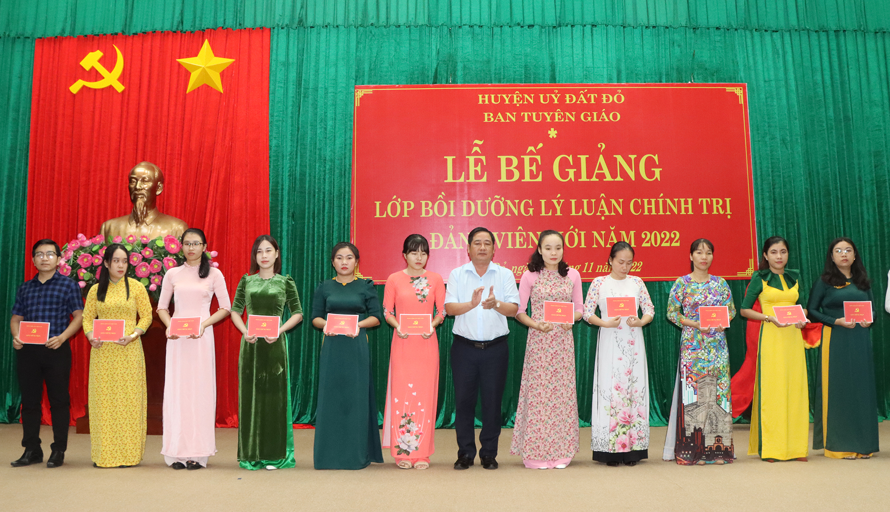 Ông Trần Thanh Hùng, Phó Bí thư Thường trực Huyện ủy Đất Đỏ trao giấy chứng nhận cho học viên.