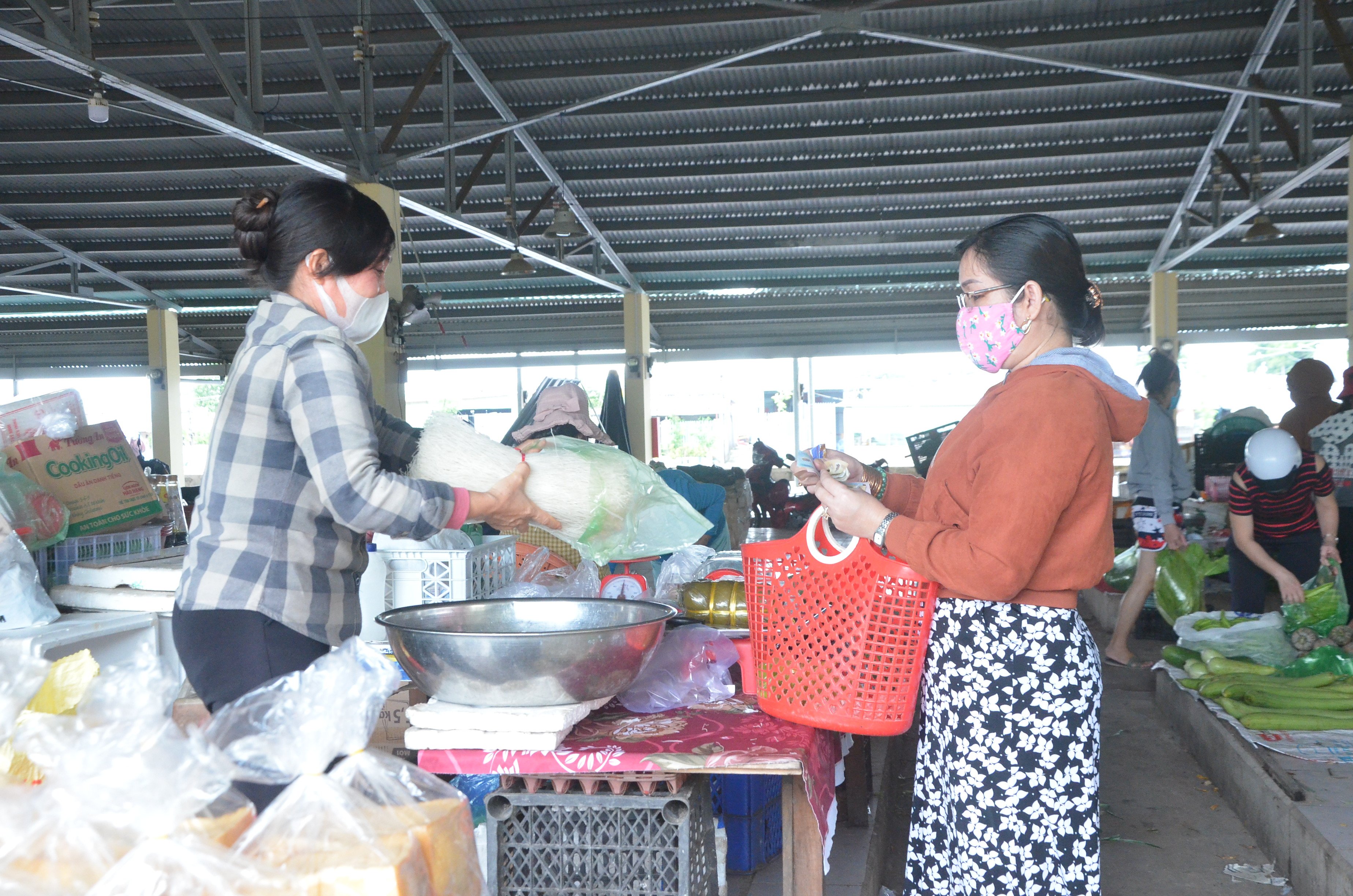 10 tháng đầu năm, tổng doanh thu thương mại dịch vụ huyện Long Điền đạt hơn 16,7 tỷ đồng. Trong ảnh: Người dân mua sắm tại chợ Phước Lâm, xã Phước Hưng.